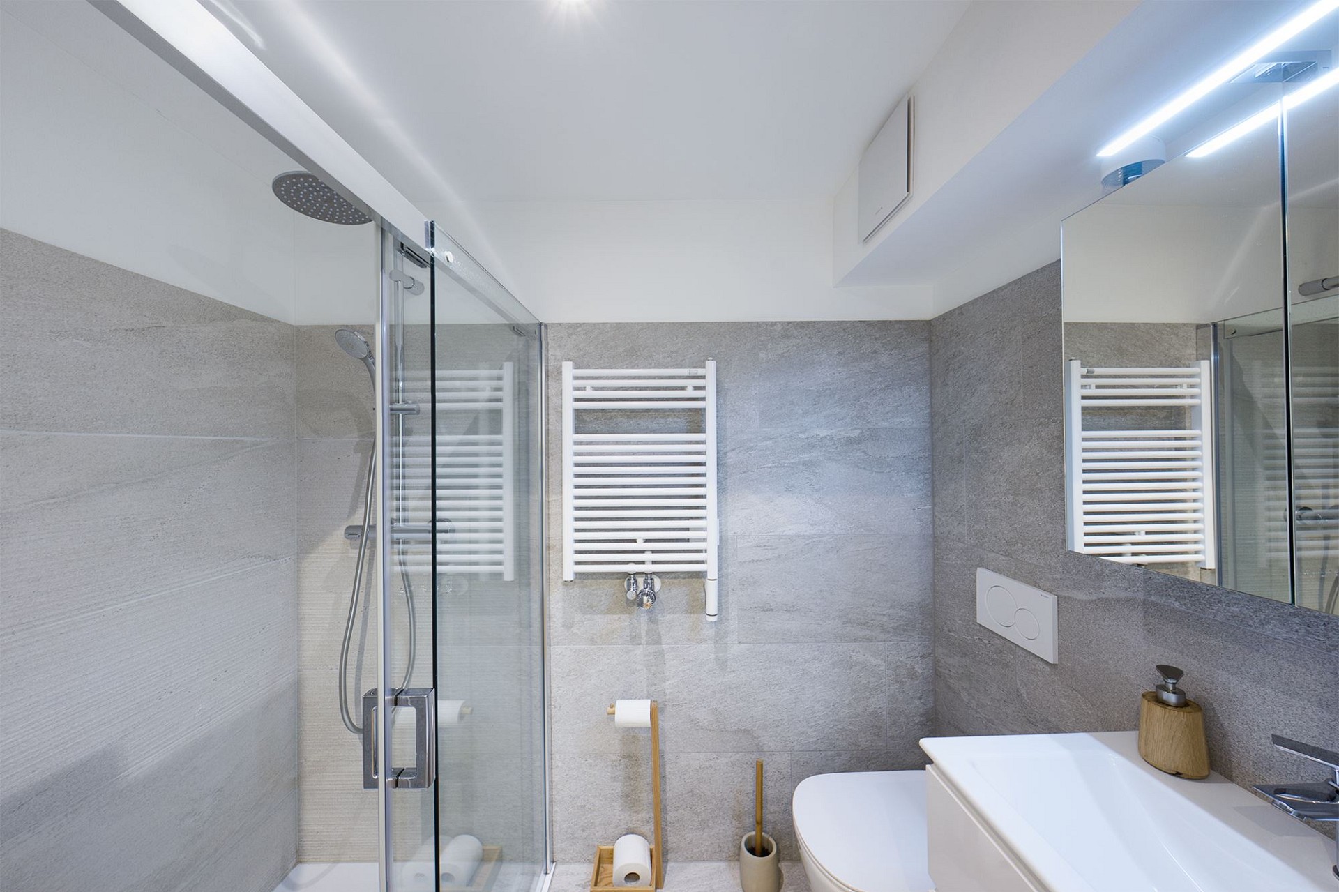 Modernes Badezimmer mit Dusche und Waschtisch