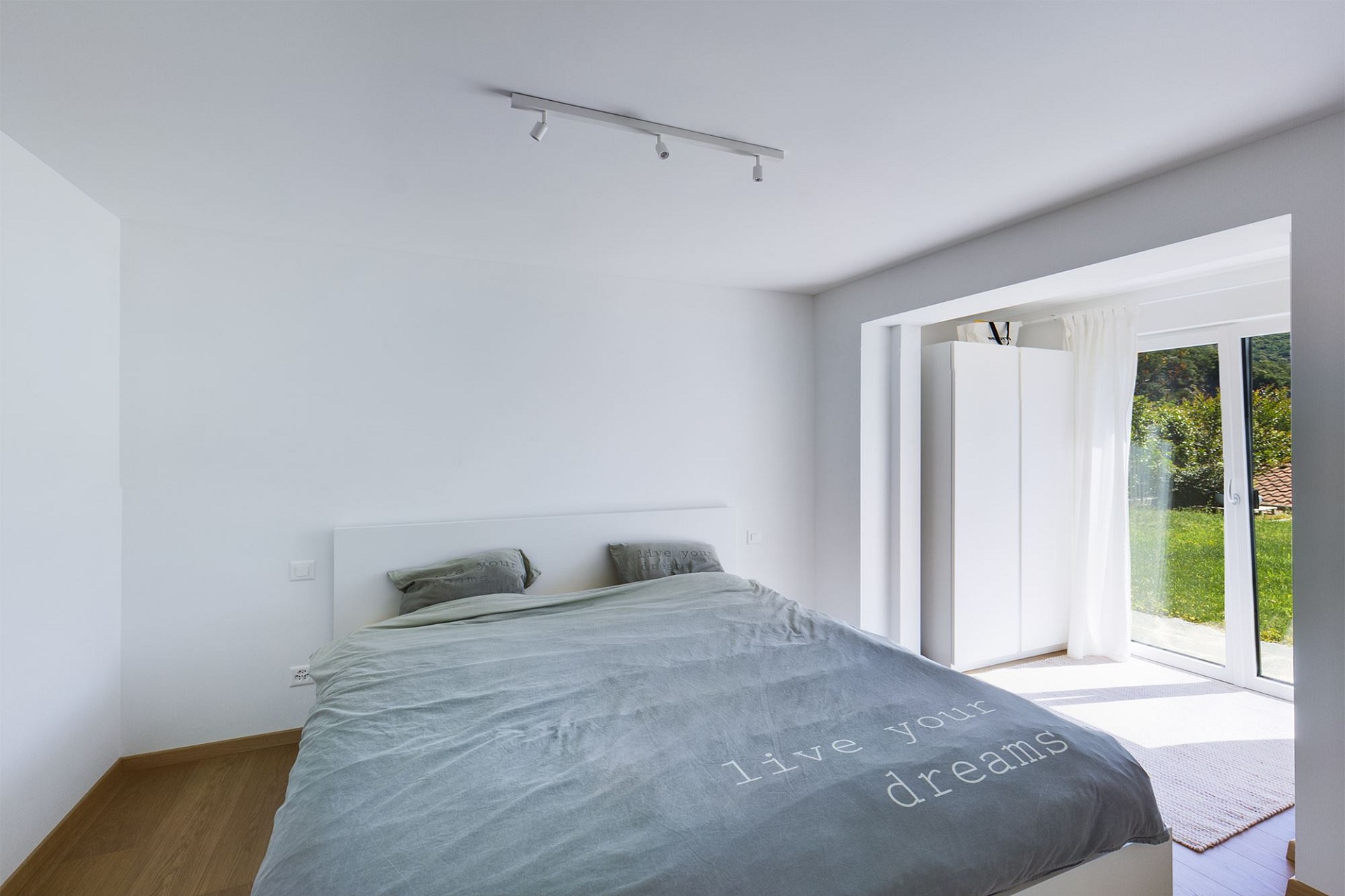 Helles Schlafzimmer mit Gartenblick