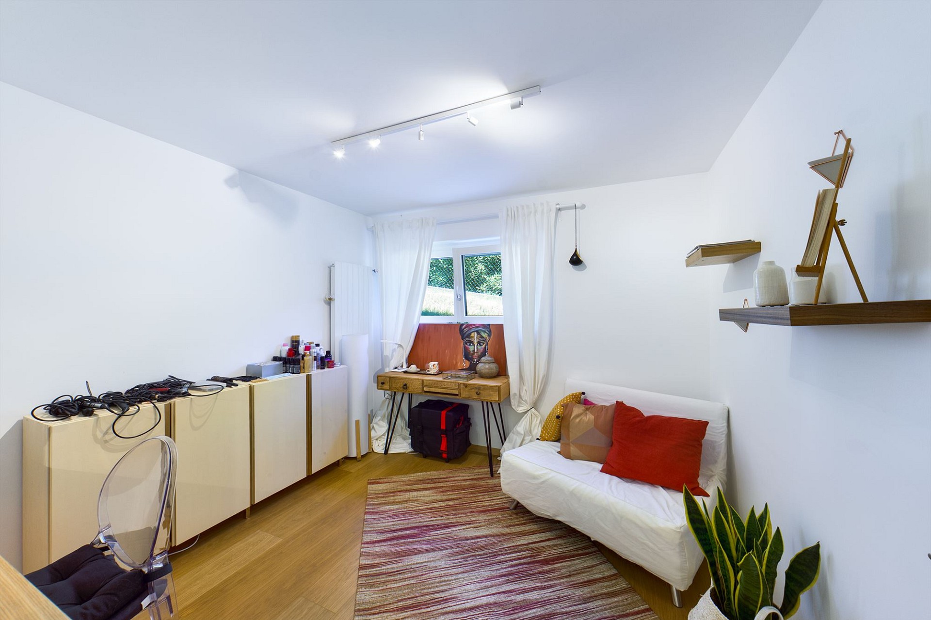 Helles, schlichtes Zimmer mit niedriger Decke