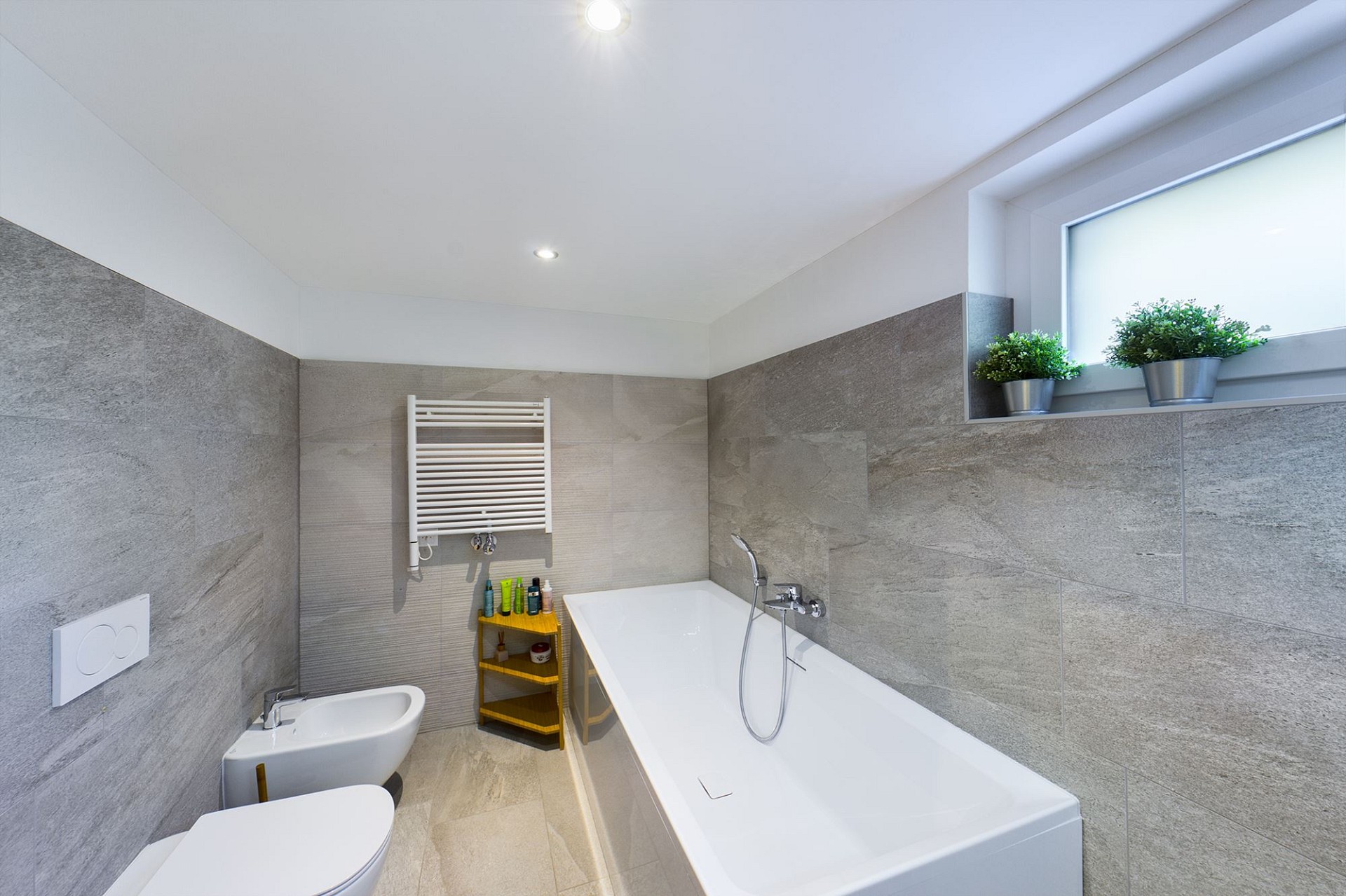 Modernes Badezimmer mit Badewanne und Bidet