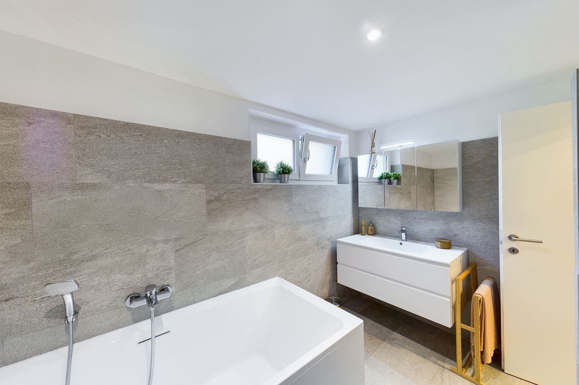 Modernes Badezimmer mit Badewanne und Waschtisch