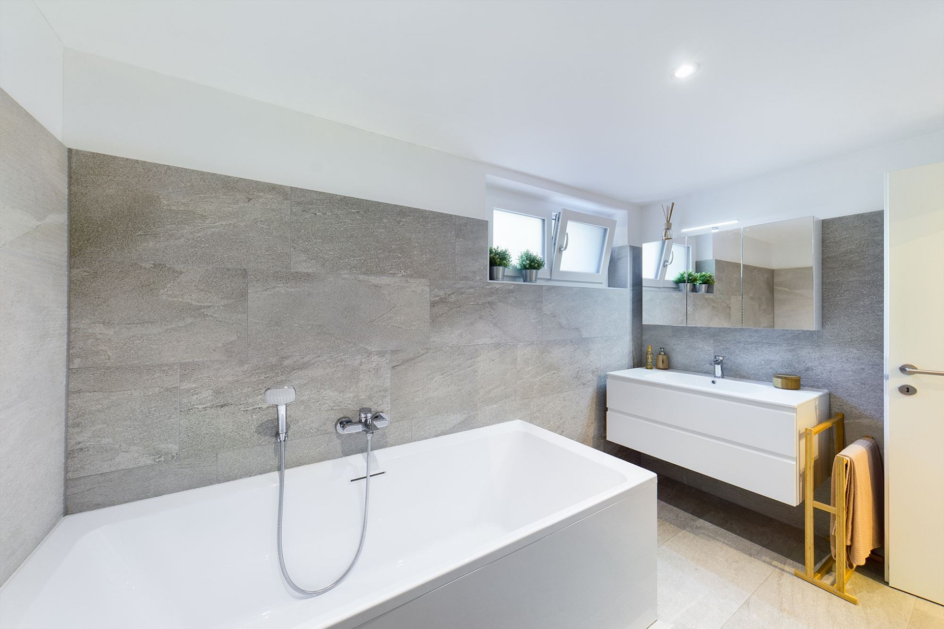 Modernes Badezimmer mit Badewanne und Waschtisch
