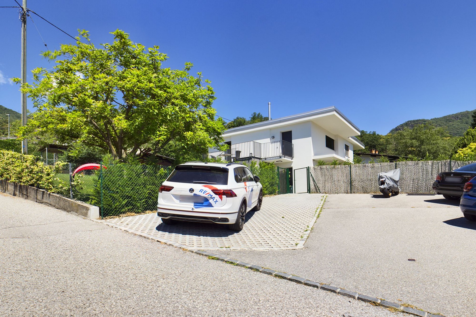 Modernes Einfamilienhaus mit Zufahrt und Parkplatz