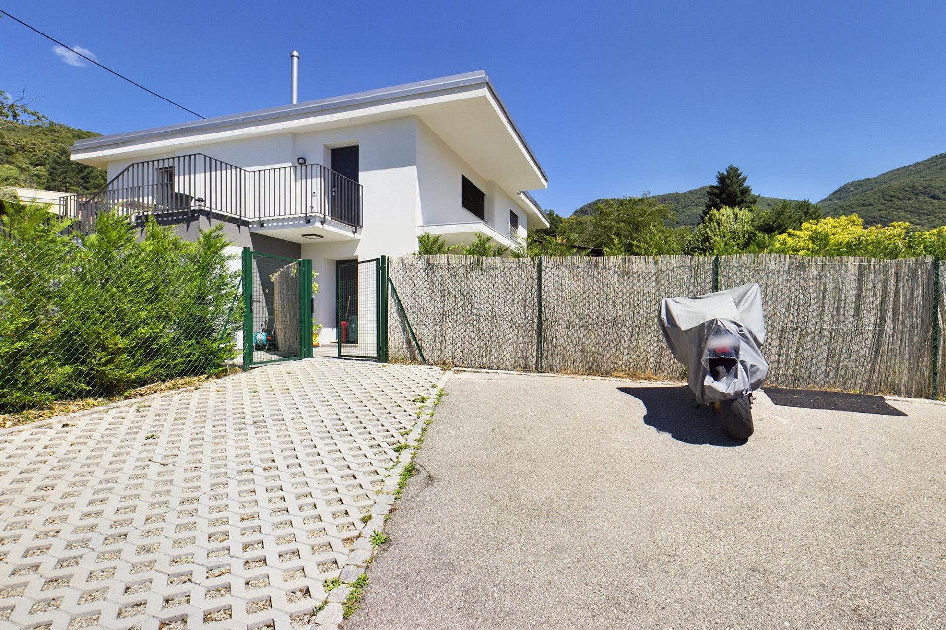 Modernes Einfamilienhaus mit Zufahrt und Balkon