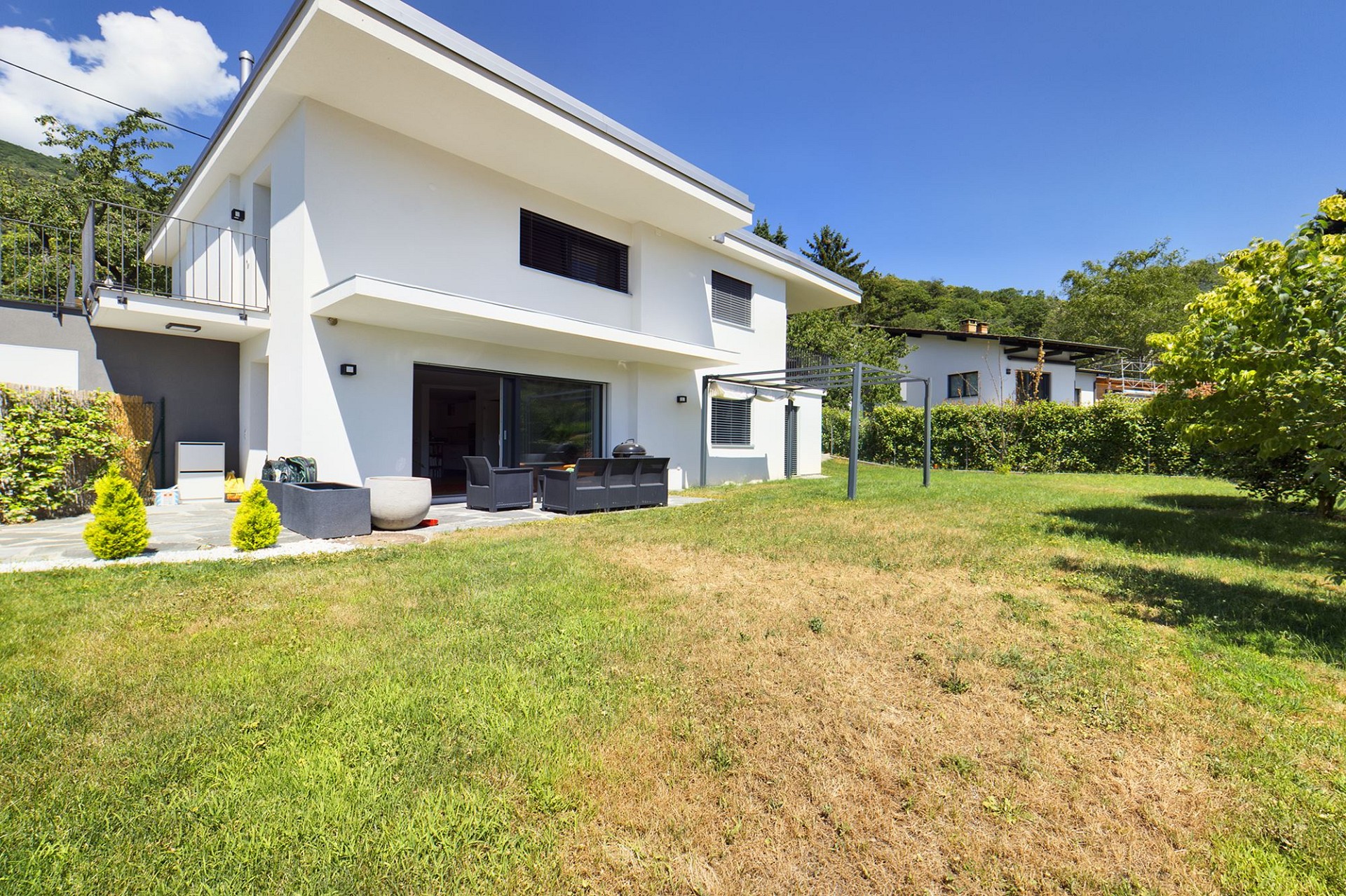 Modernes Einfamilienhaus mit Garten
