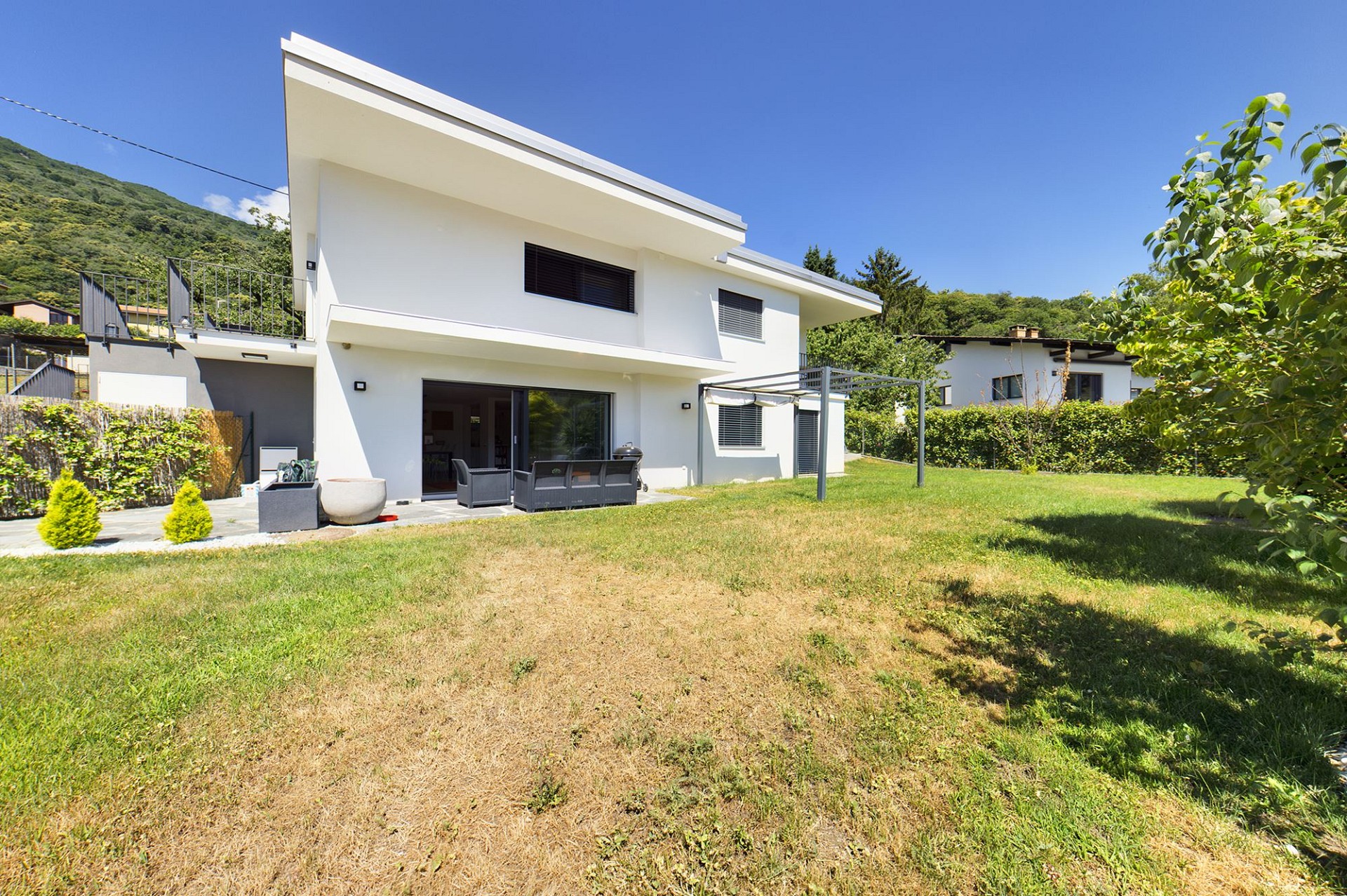Modernes Einfamilienhaus mit Garten