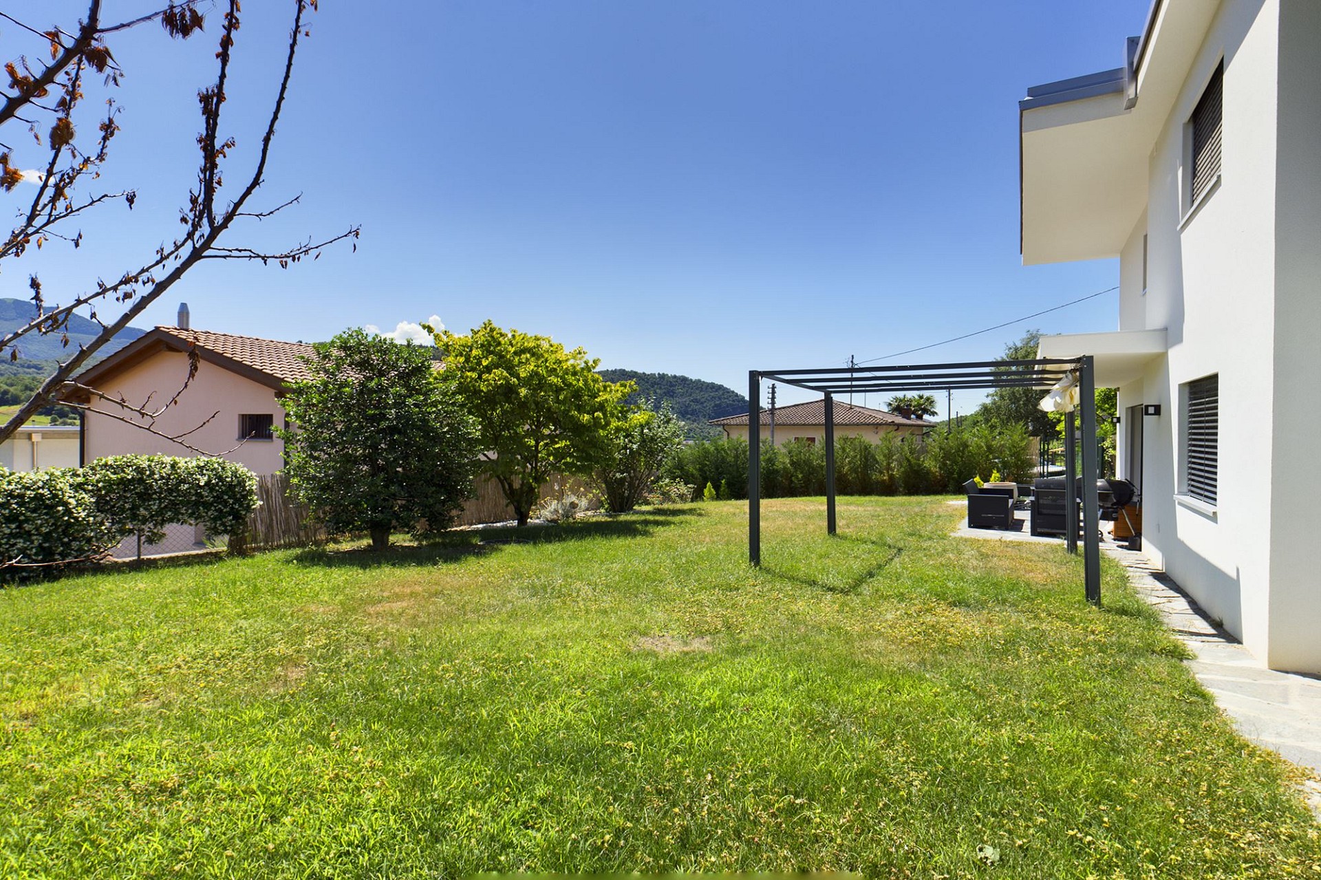Garten mit Terrasse und Pergola