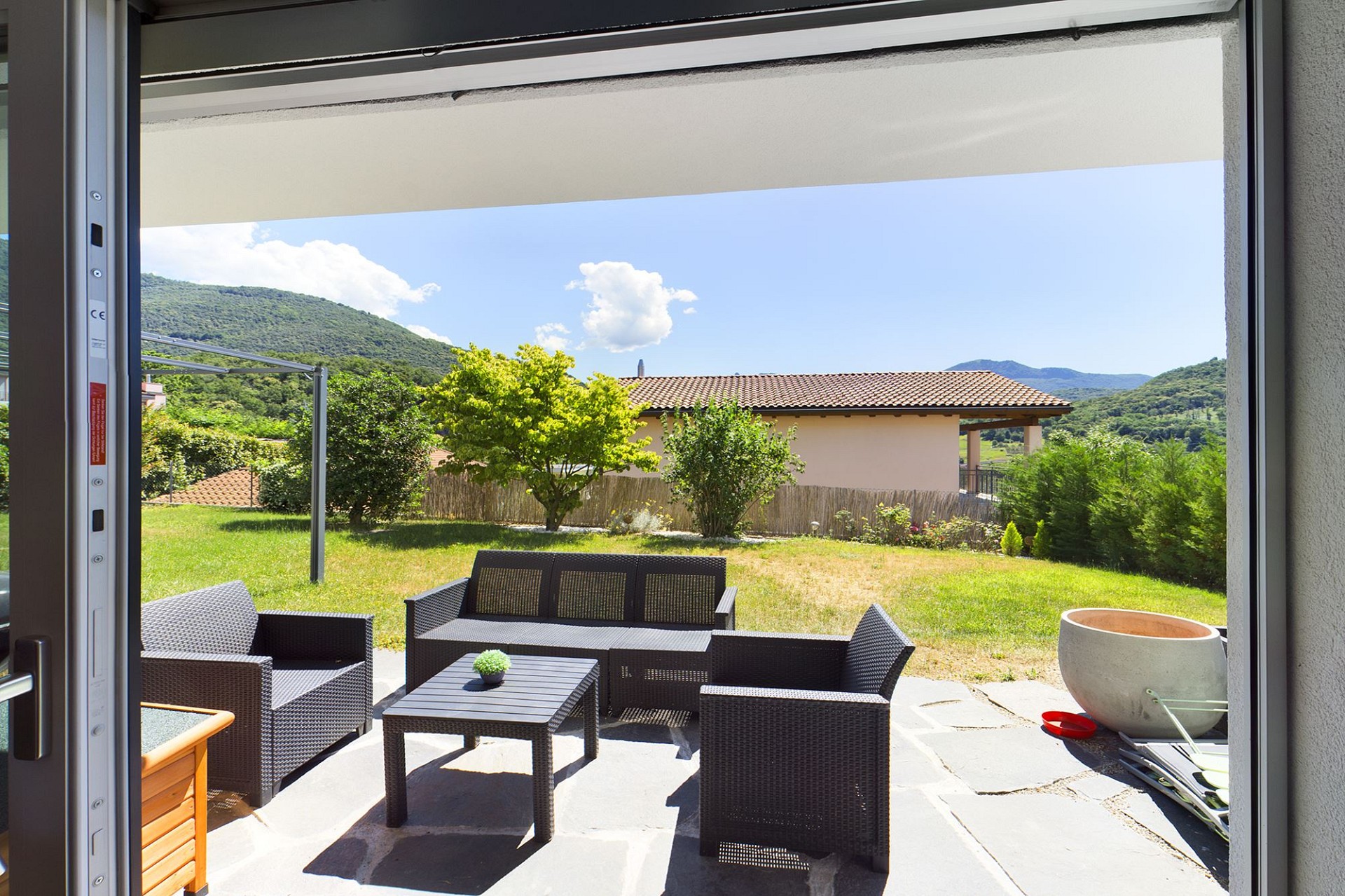 Terrasse mit Gartenblick und Bergpanorama