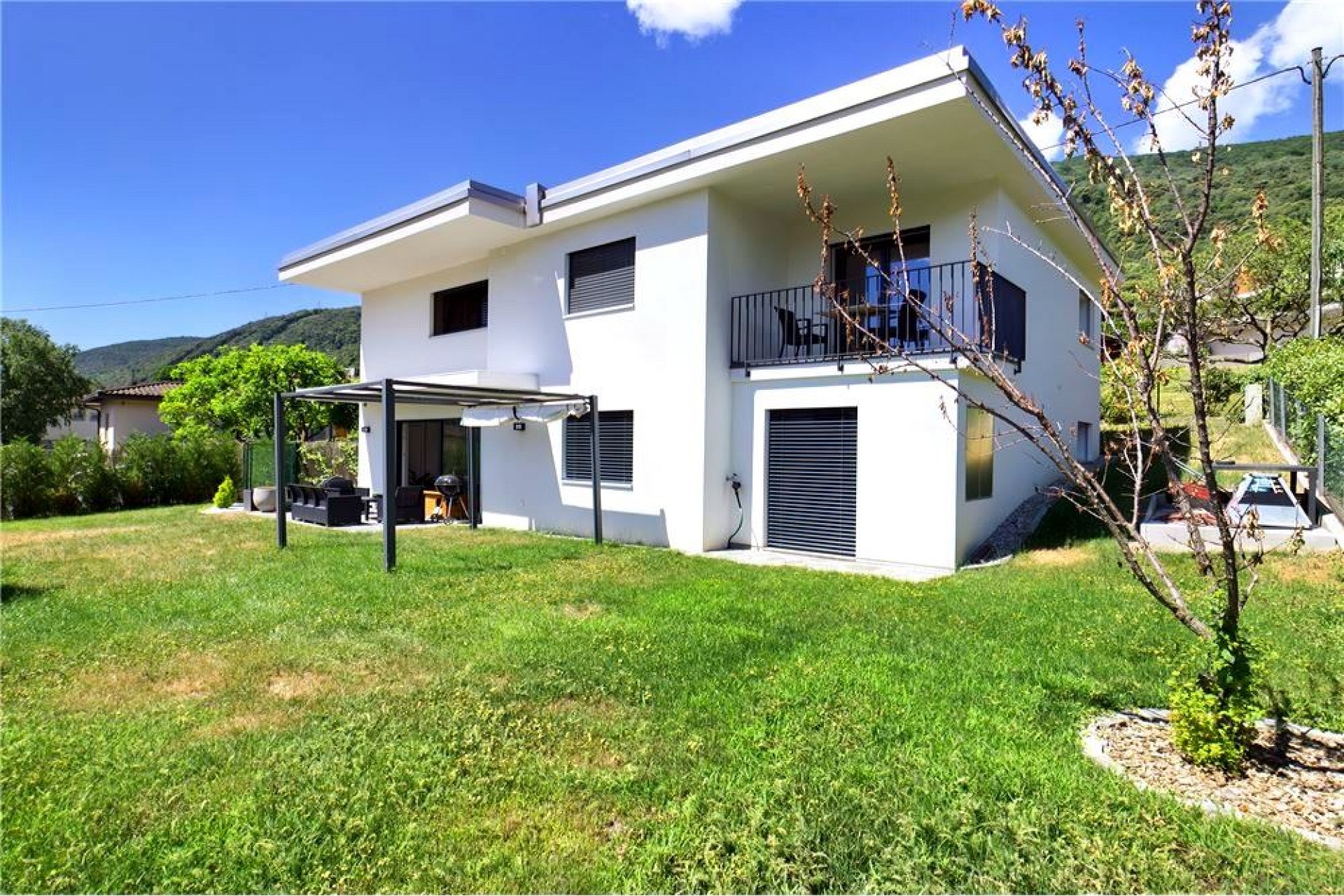Modernes Einfamilienhaus mit Garten