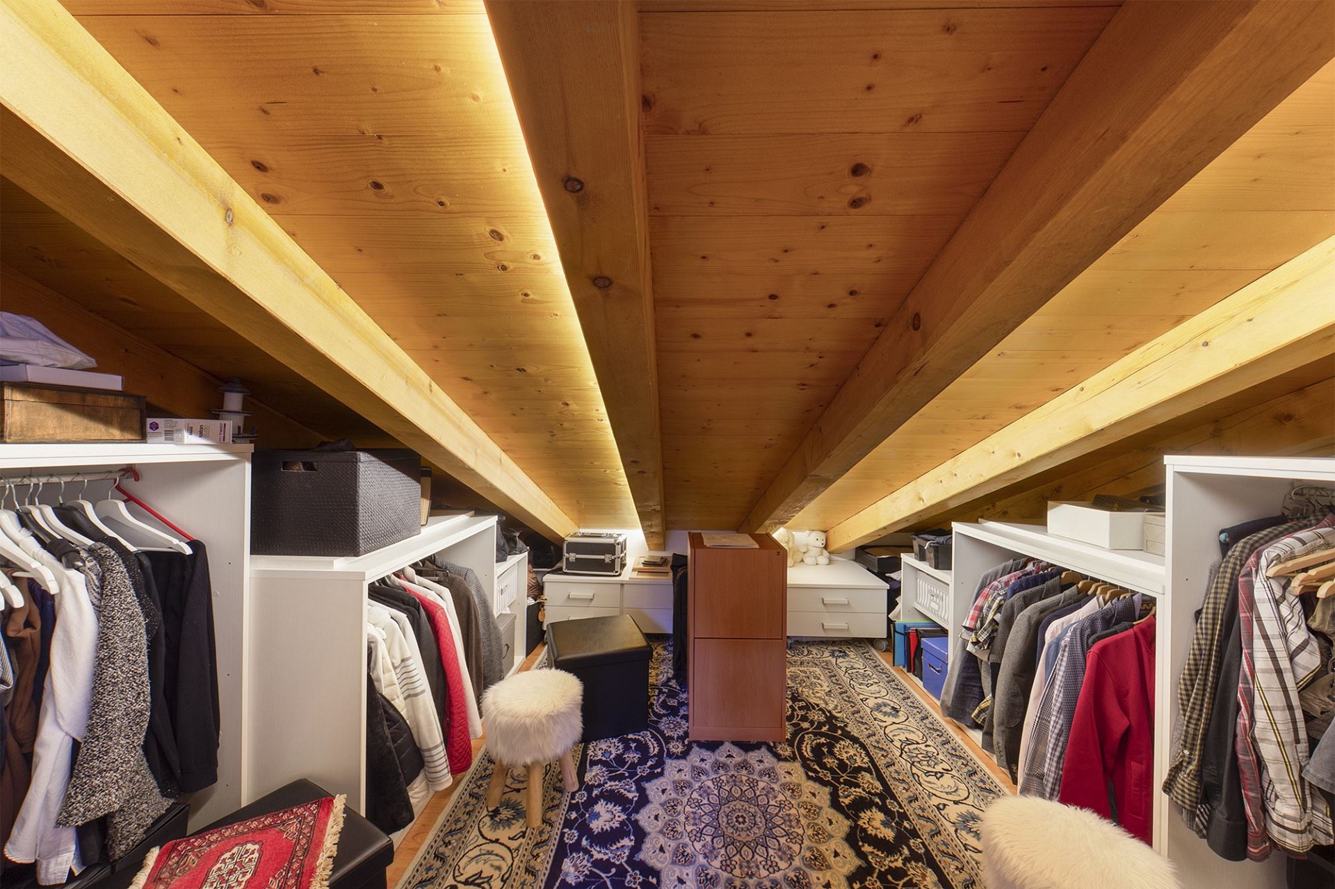 Dachbodengarderobe mit beidseitigen Kleiderschränken