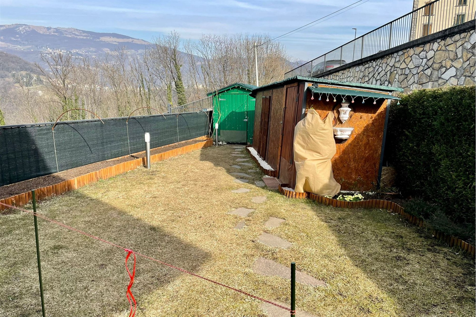 Garten mit Hütte und Bergblick