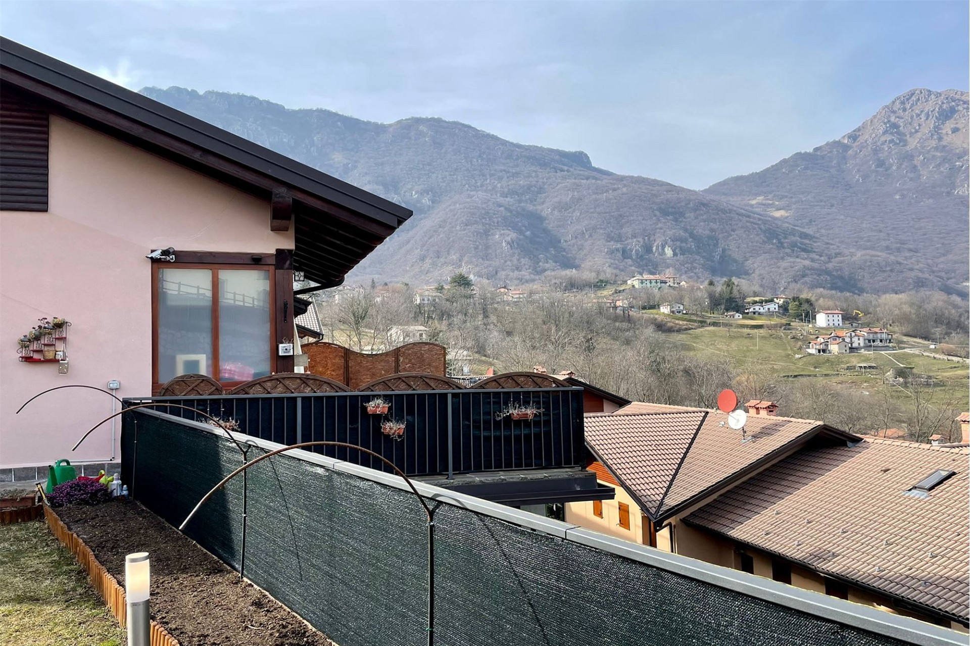 Balkon mit Bergblick
