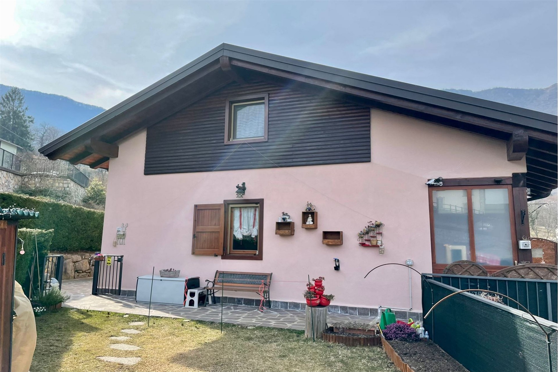 Alpenhaus mit Gartenblick
