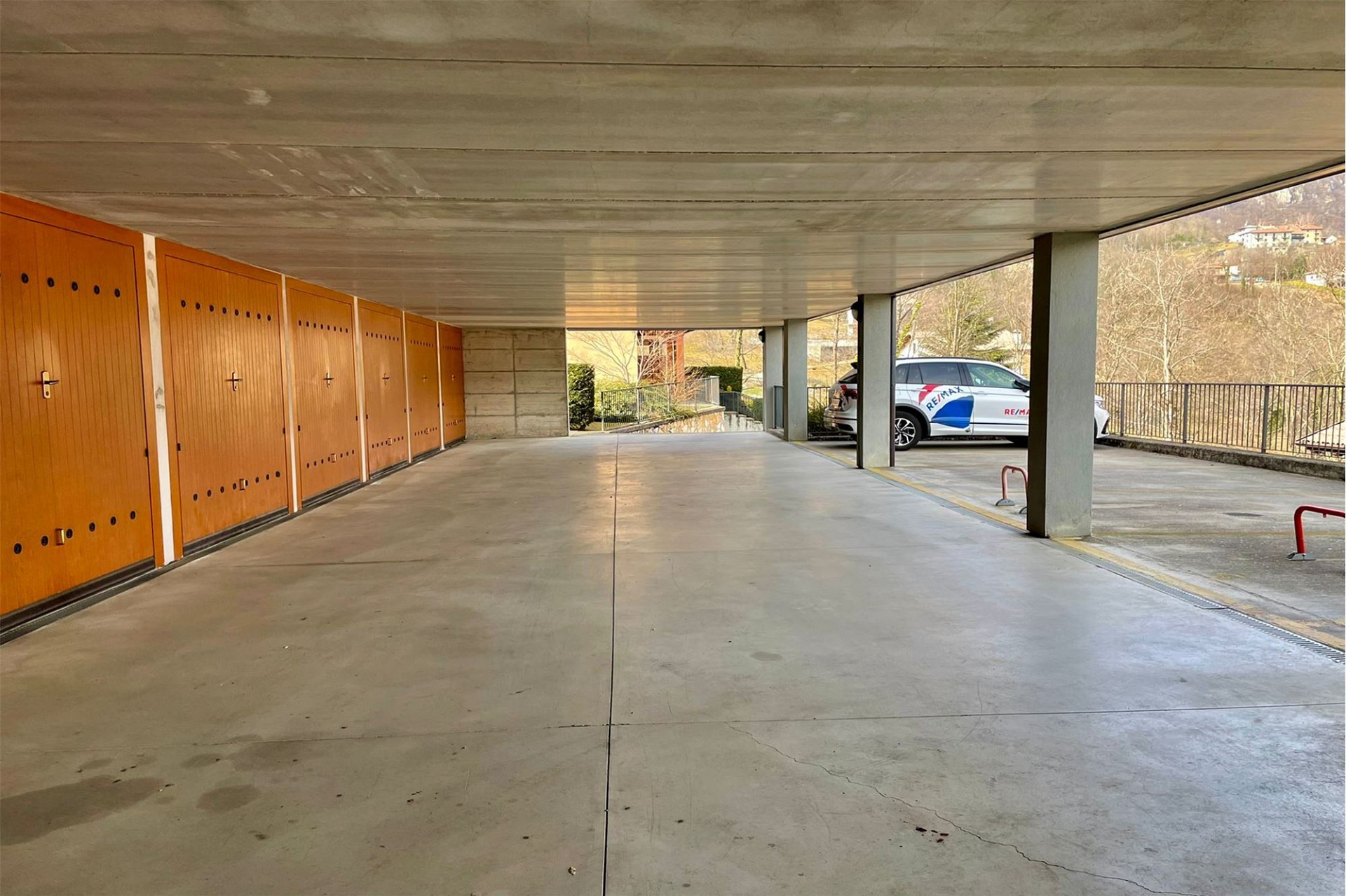 Überdachter Stellplatz bzw. Carport mit Garagenboxen