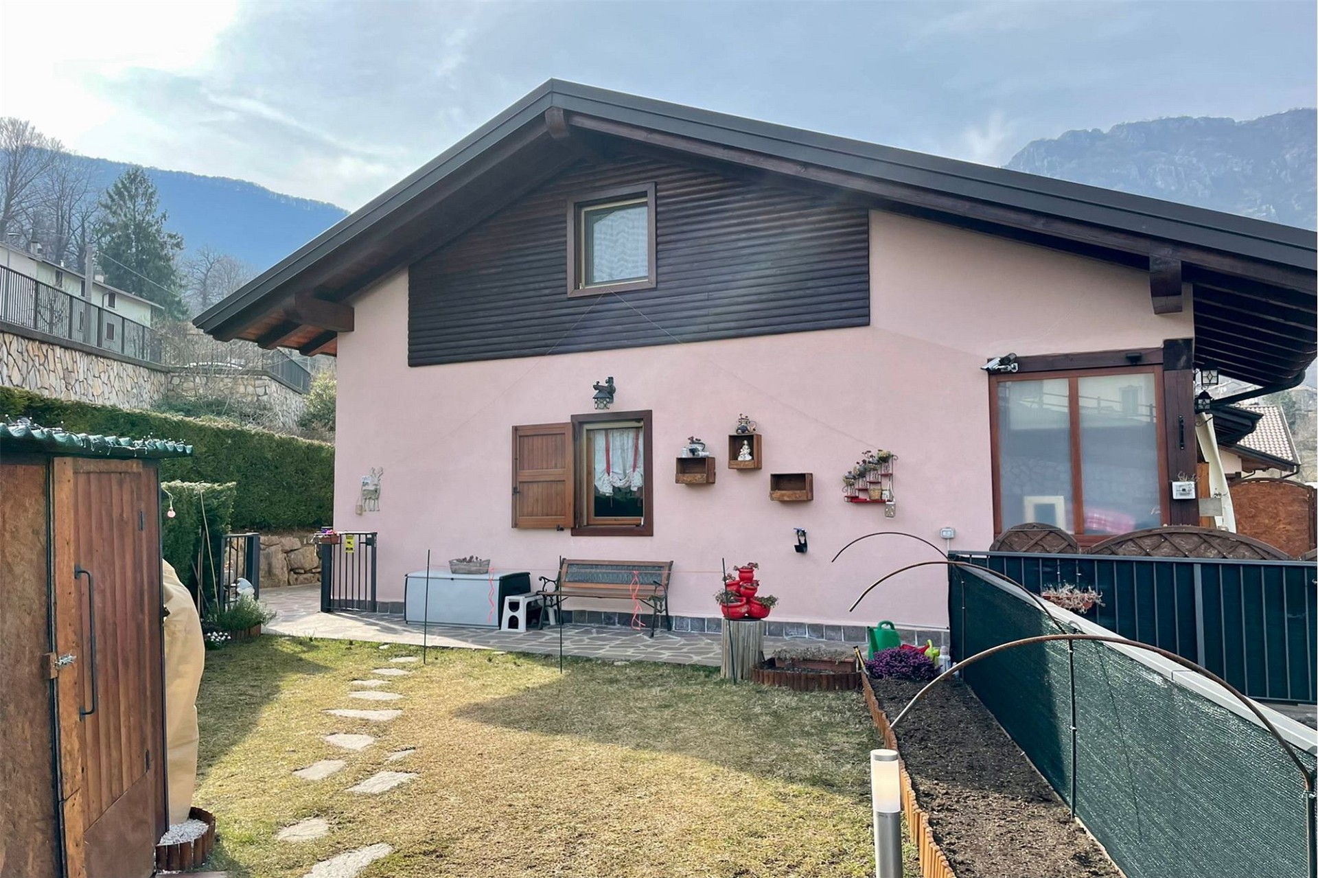 Außenansicht eines Hauses mit Garten