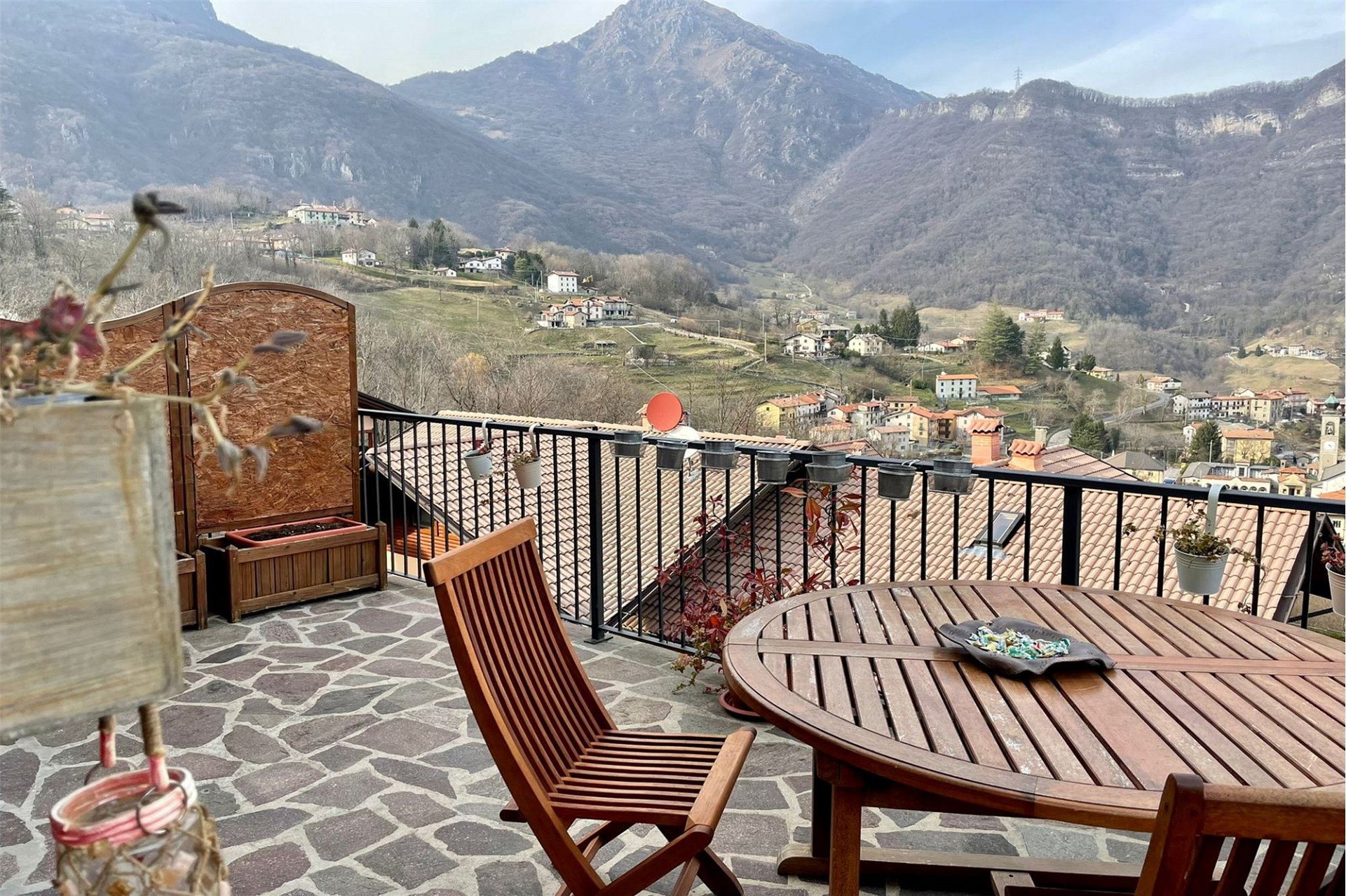 Balkon mit Bergblick