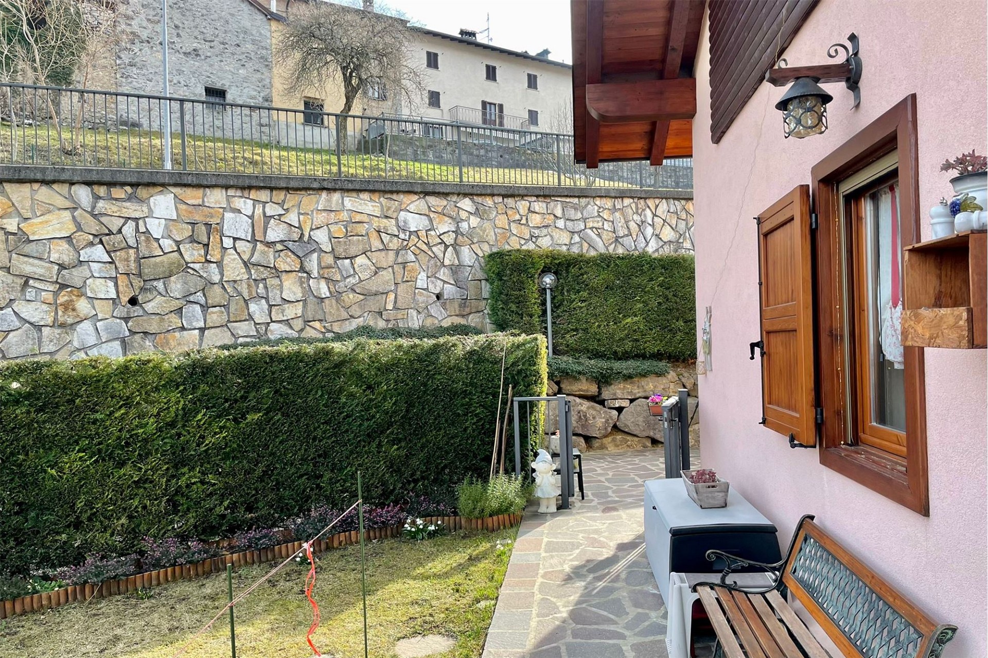 Garten- und Fassadenansicht eines Hauses