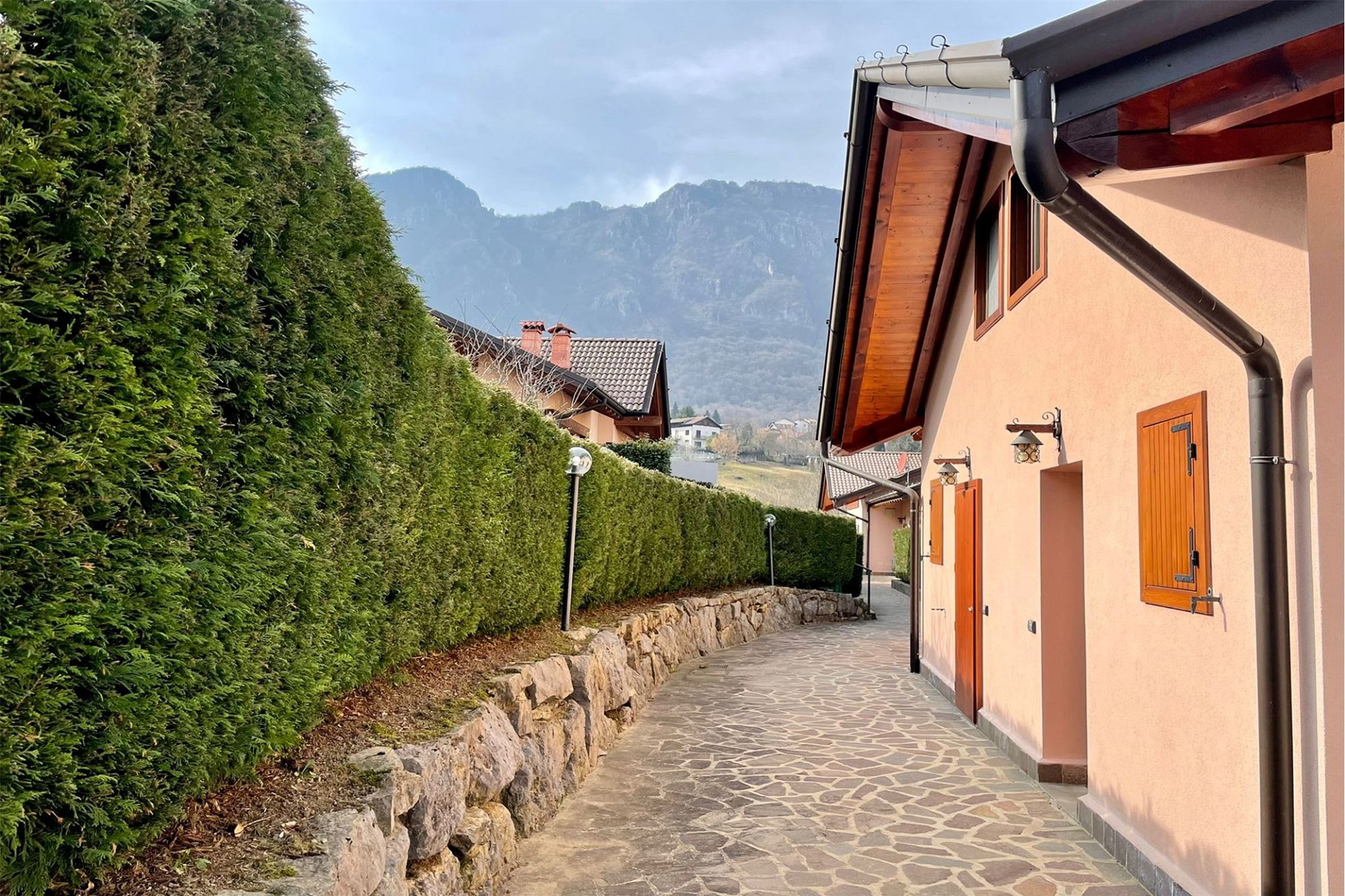 Außenansicht eines Hauses mit Bergblick