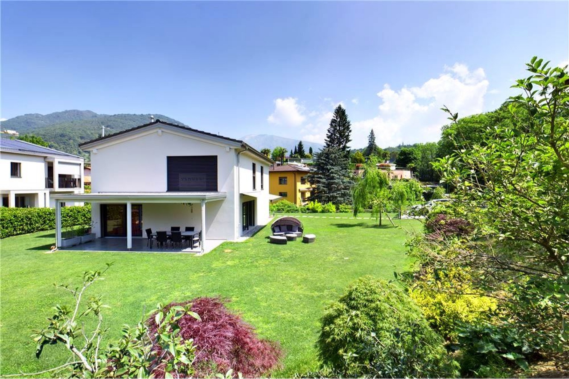 Modernes Einfamilienhaus mit großem Garten