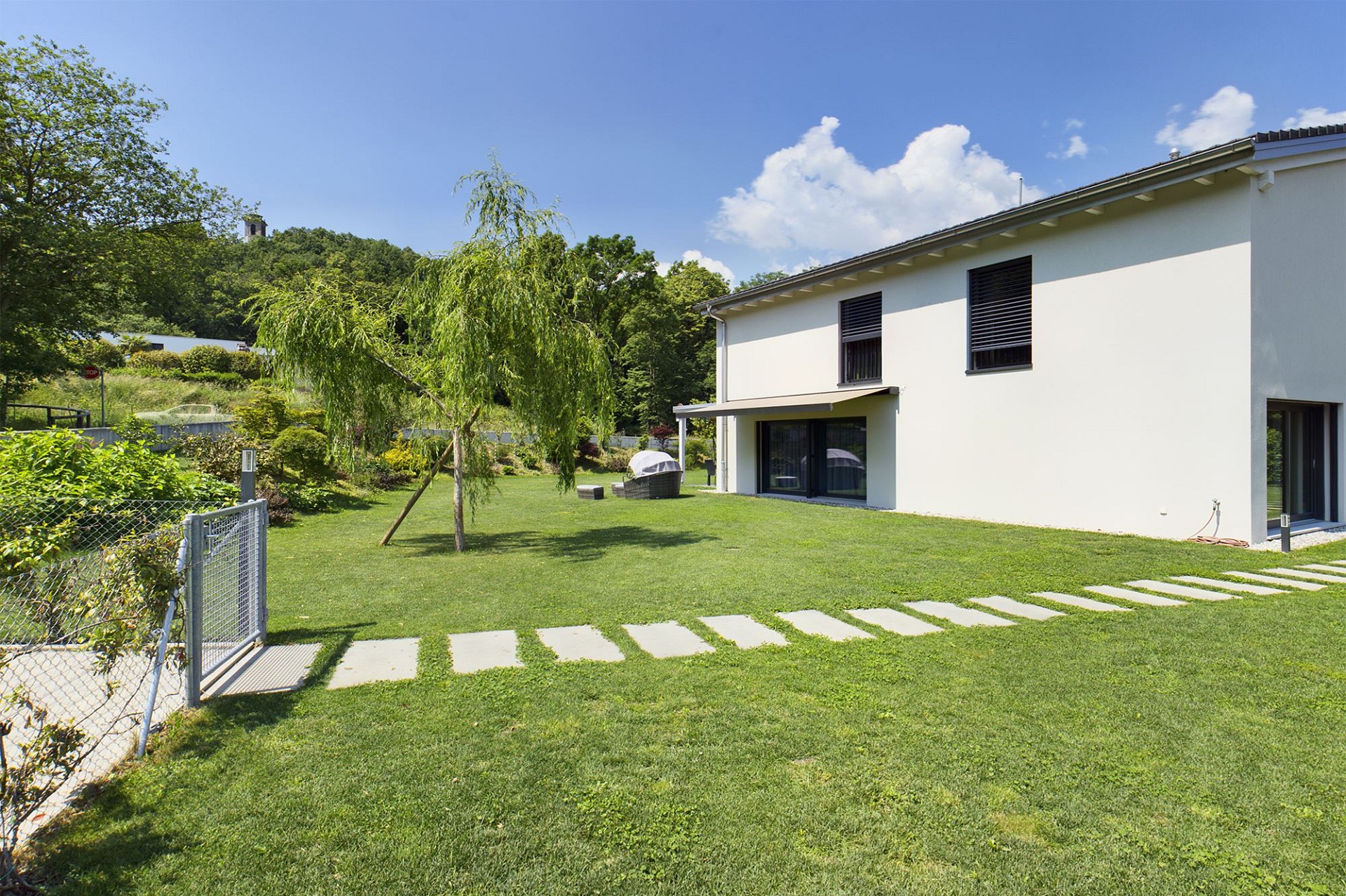 Modernes Haus mit großem Garten