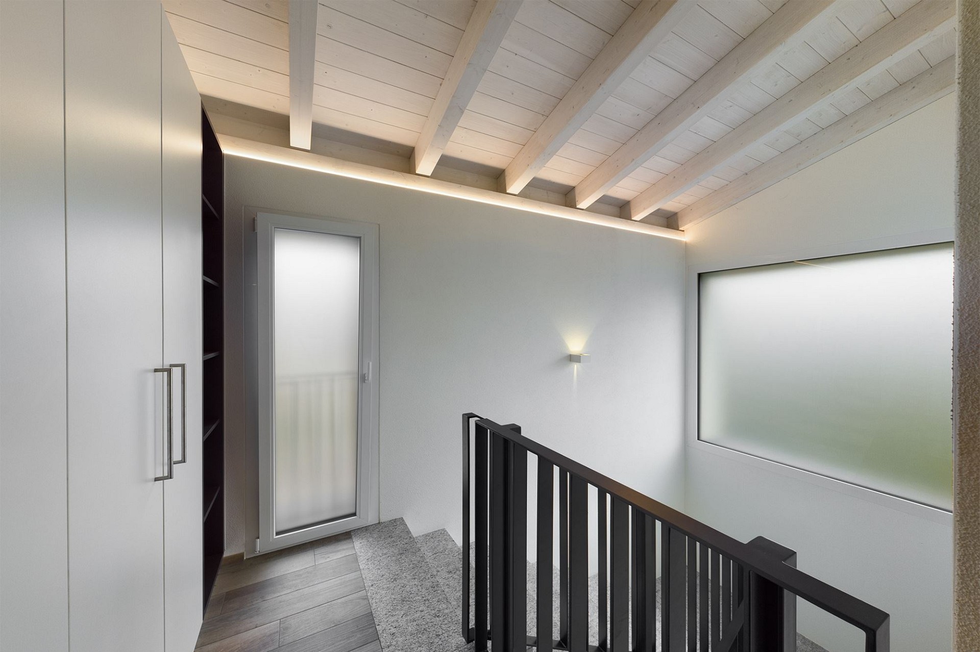 Heller Flurbereich mit Treppe und Dachschräge