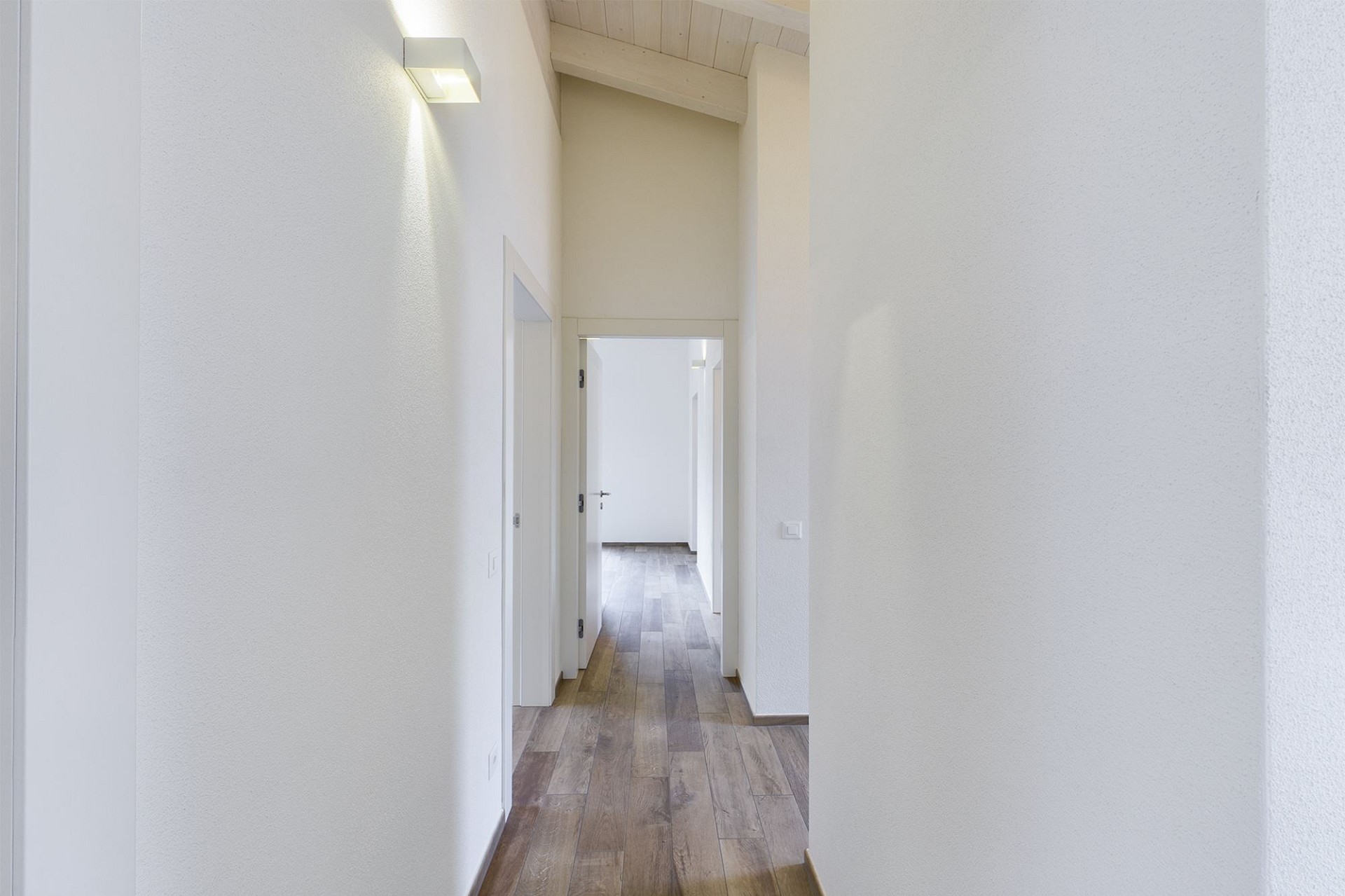 Heller Flur mit hohen Decken