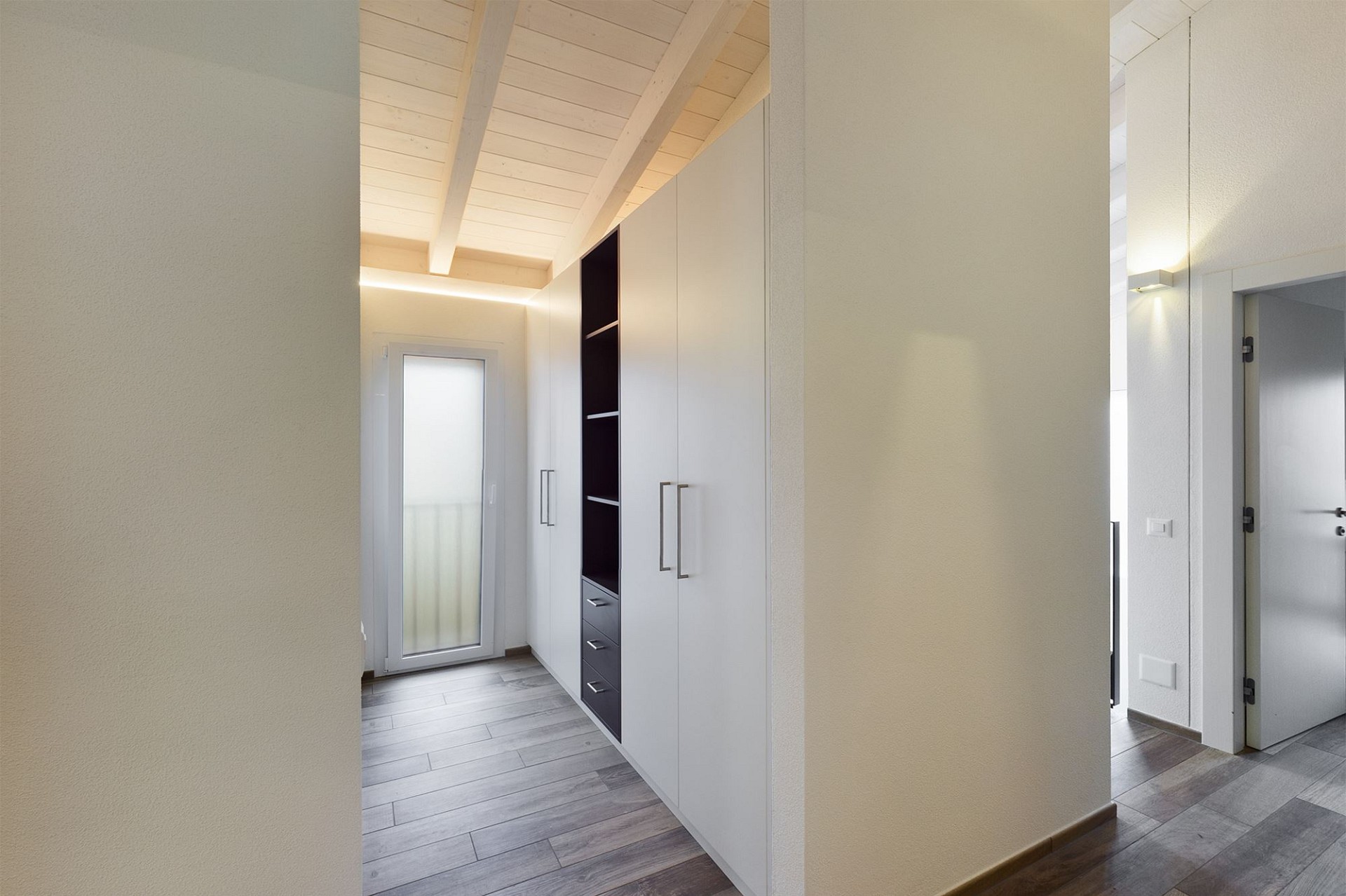 Heller Flur mit Einbauschrank