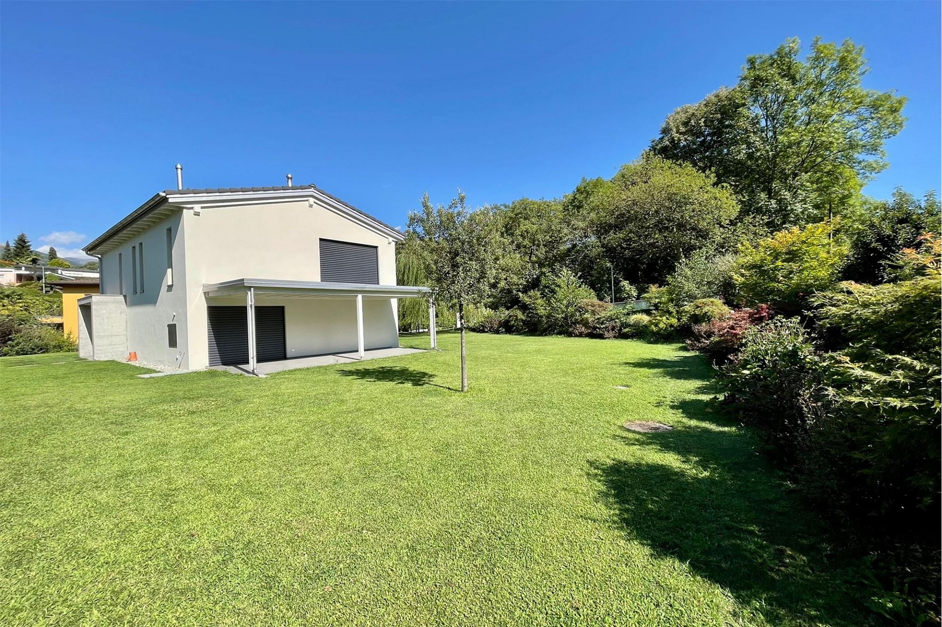 Modernes Einfamilienhaus mit großem Garten