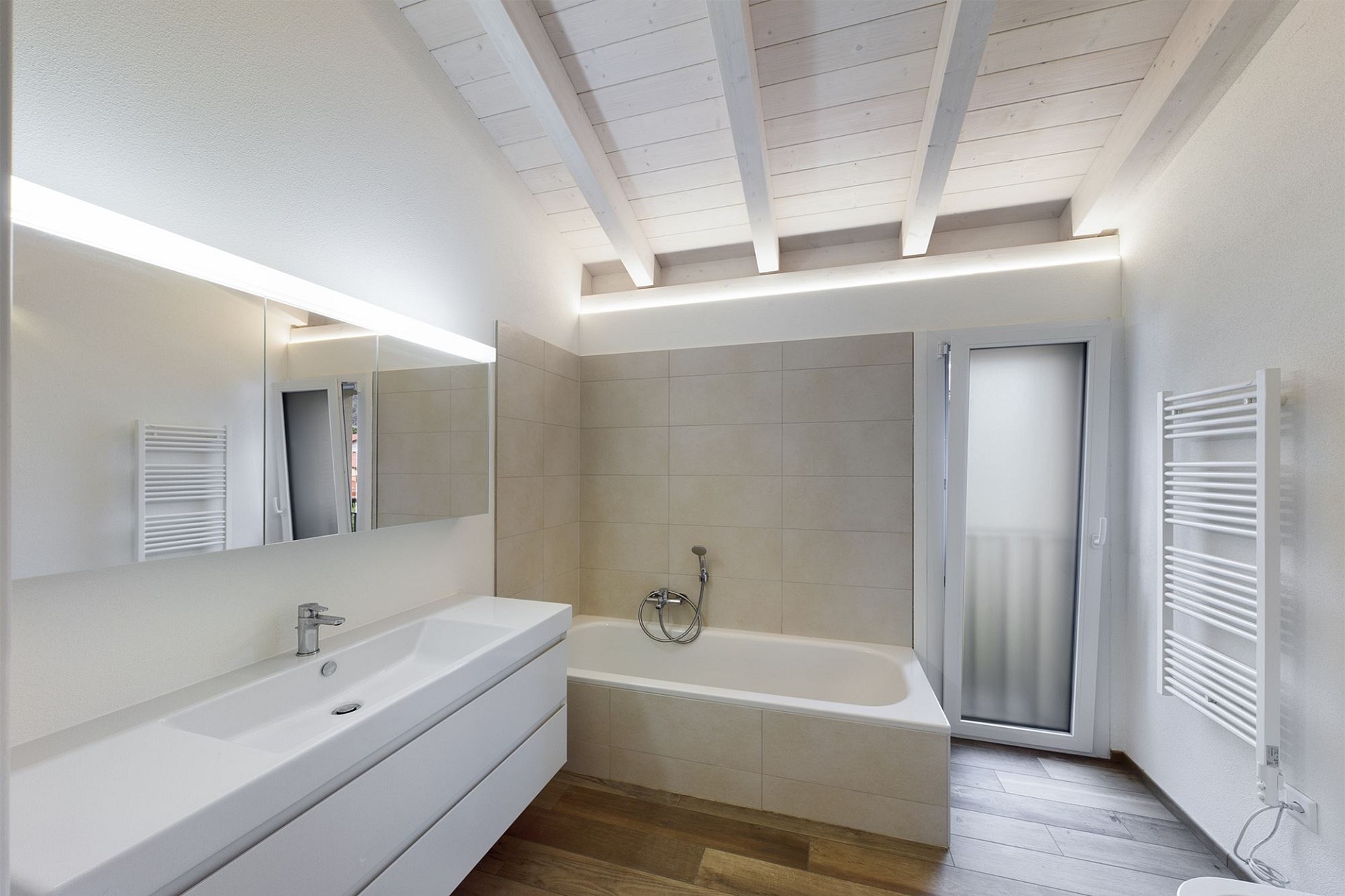 Modernes Badezimmer mit Holzdecke