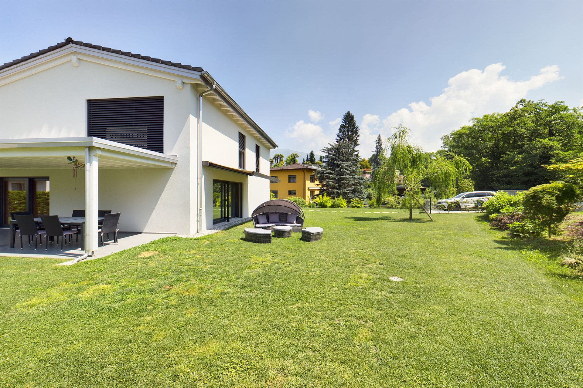 Modernes Einfamilienhaus mit großem Garten