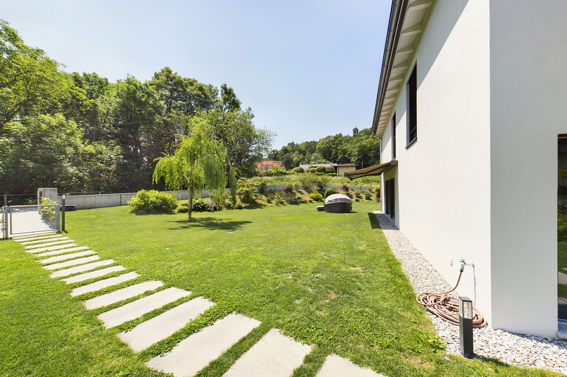 Großer Garten mit moderner Hausfassade
