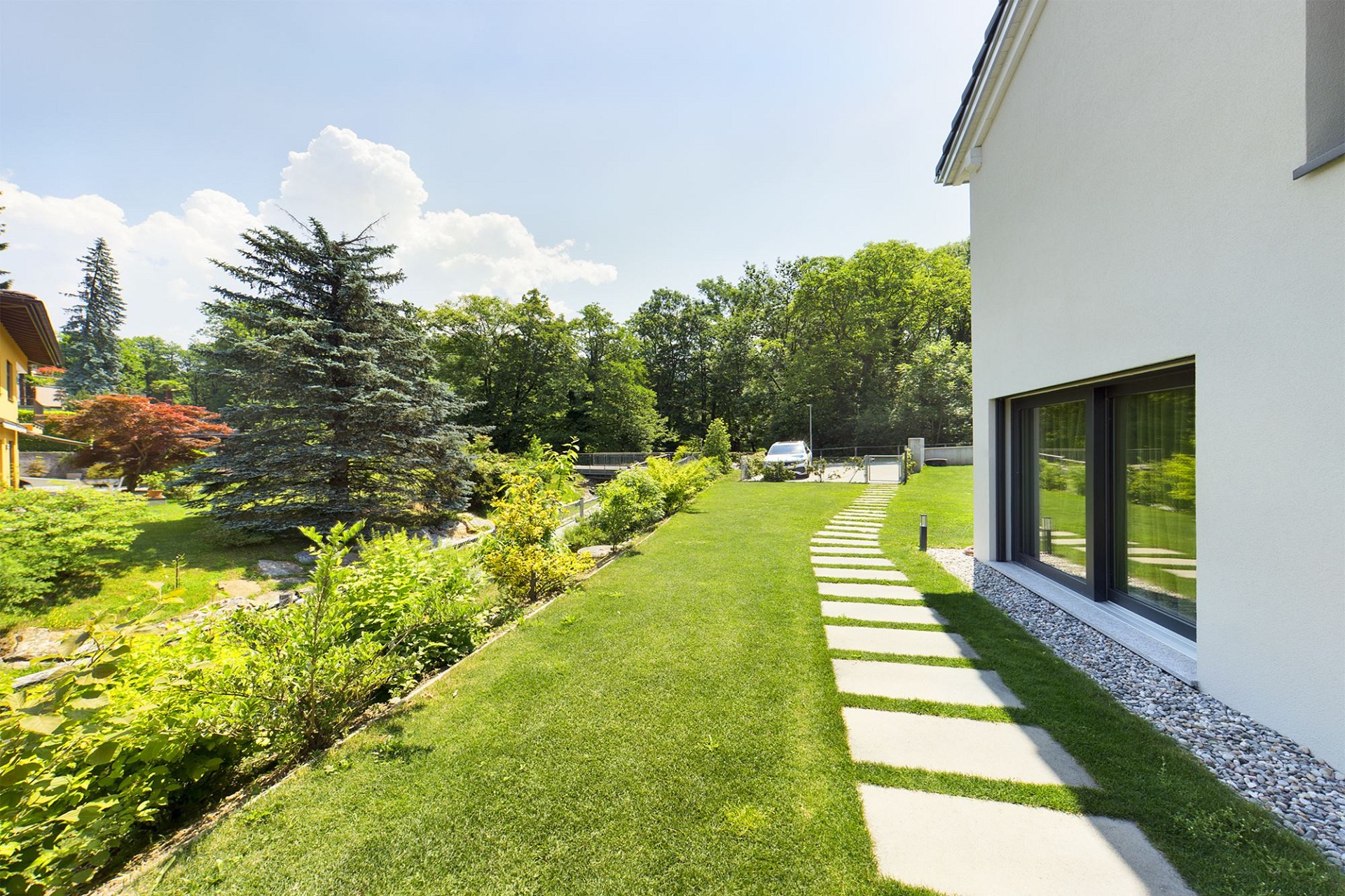 Gepflegter Garten neben modernem Haus