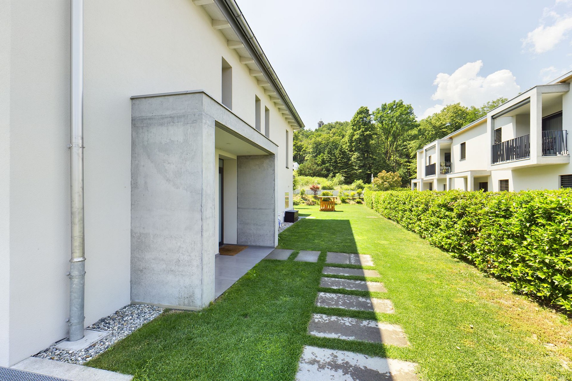 Moderne Wohnanlage mit Gartenweg