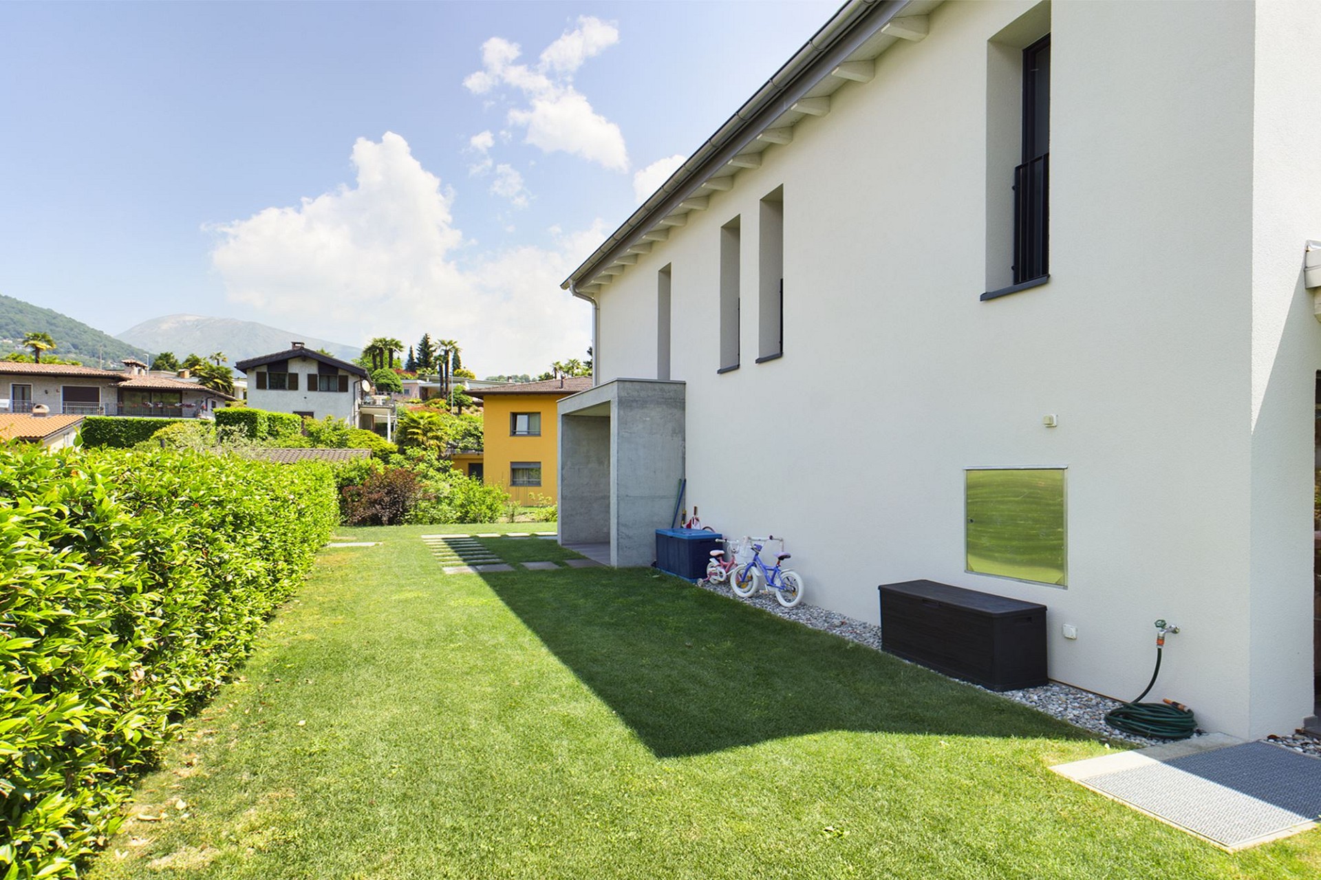 Außenansicht eines modernen Wohnhauses mit Garten