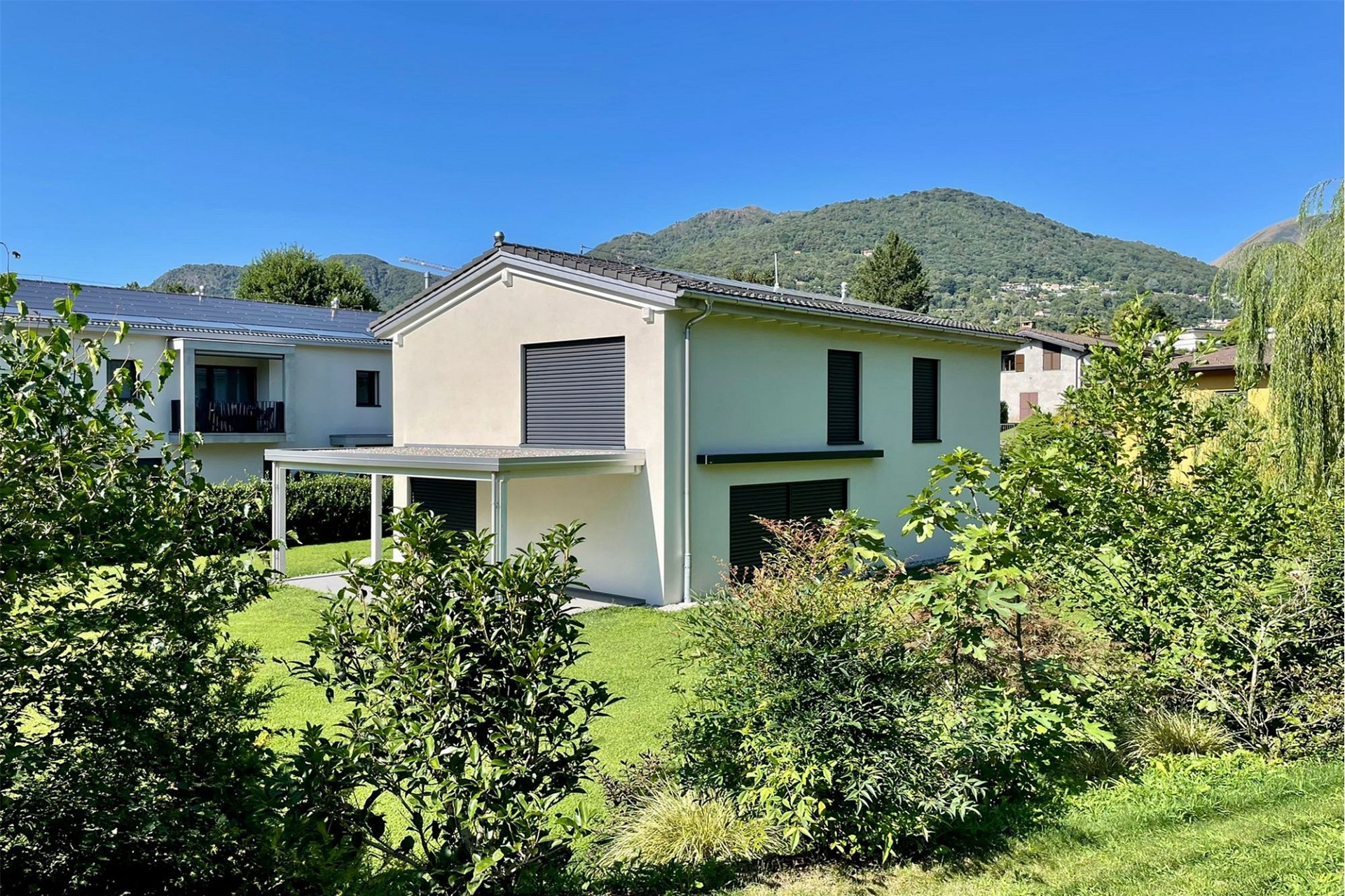 Modernes Einfamilienhaus mit Garten und Bergblick