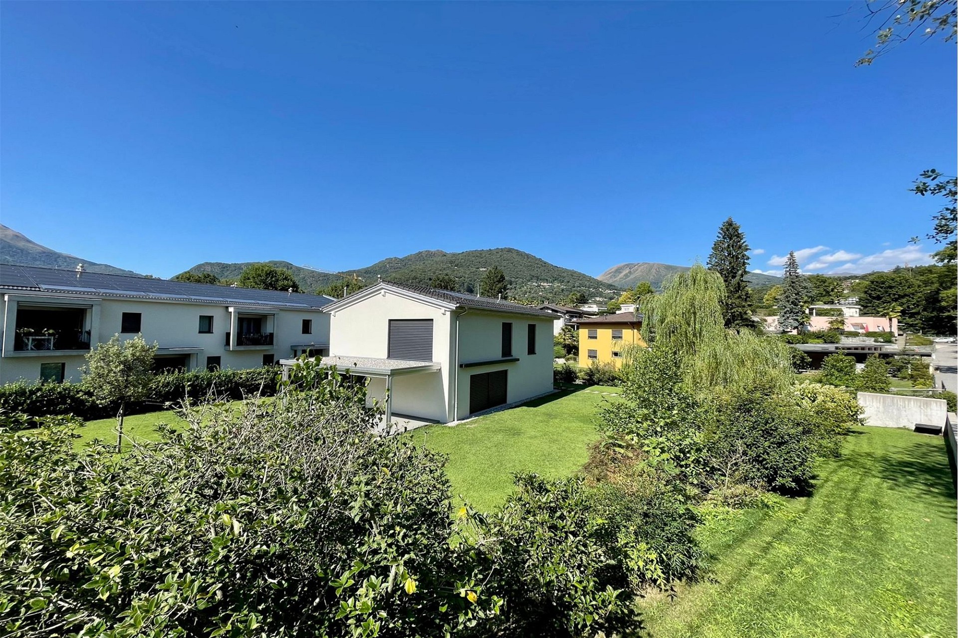 Haus mit Garten und Bergblick