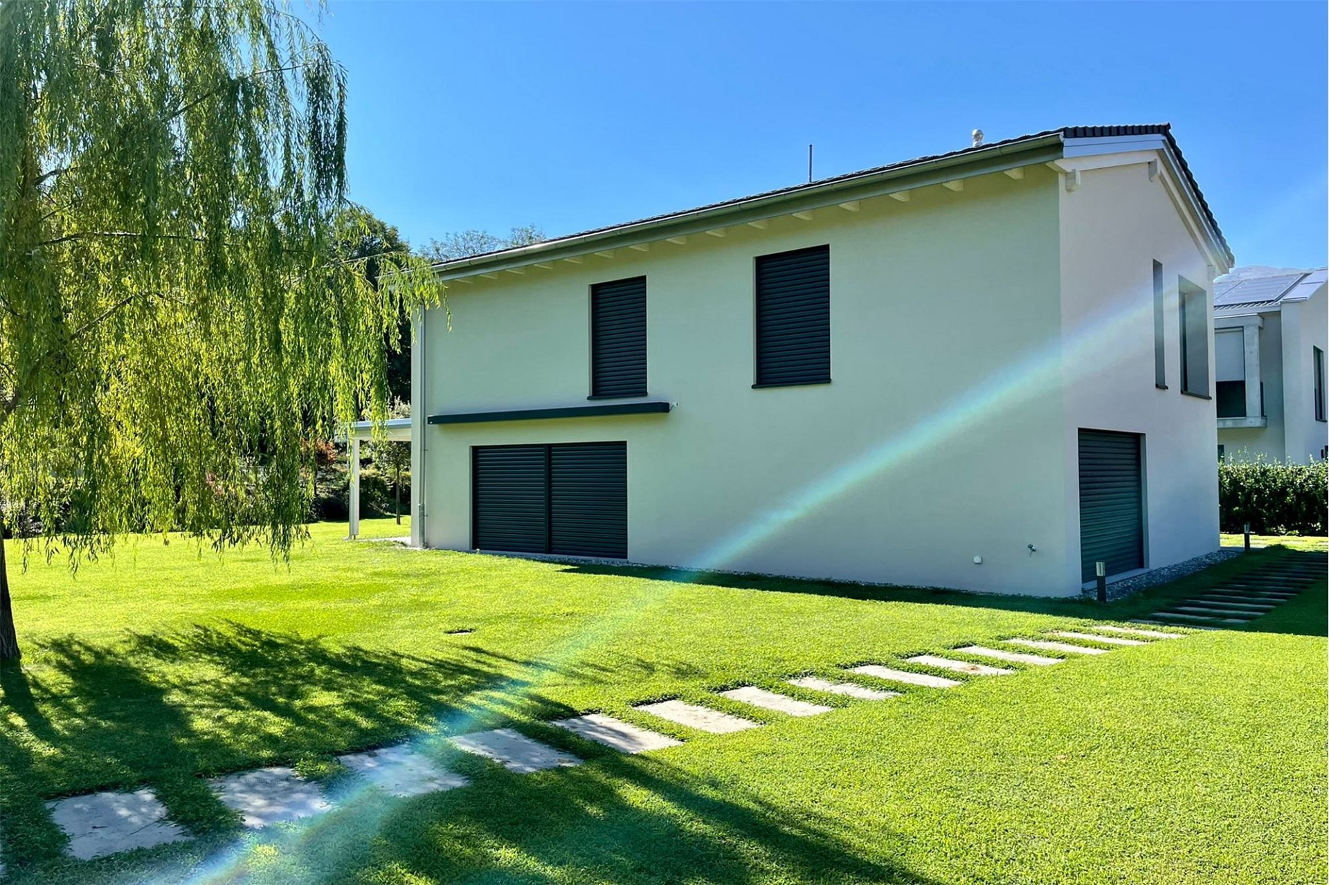 Modernes Einfamilienhaus mit Garten
