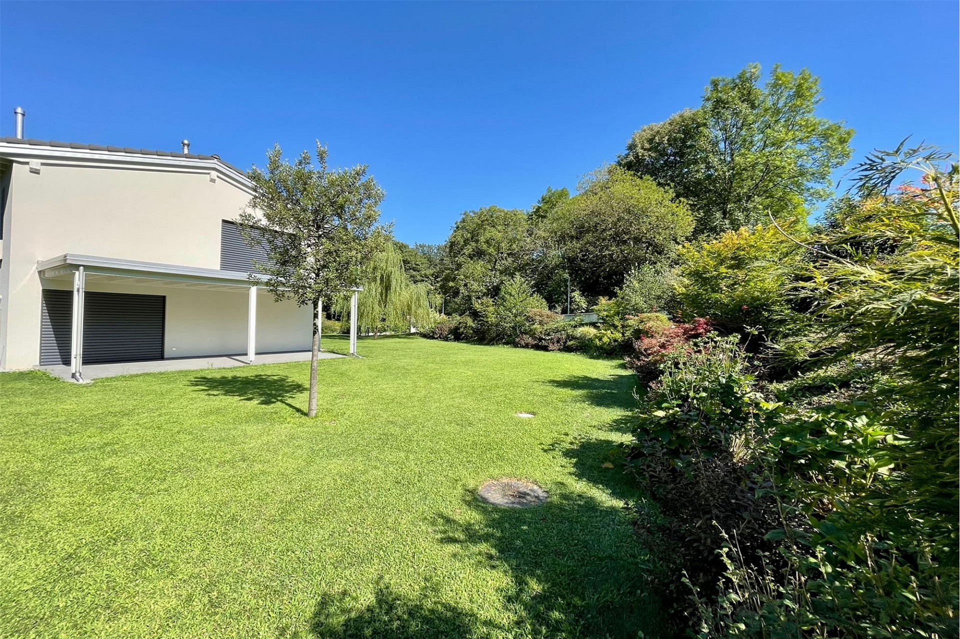 Gartenansicht eines modernen Hauses