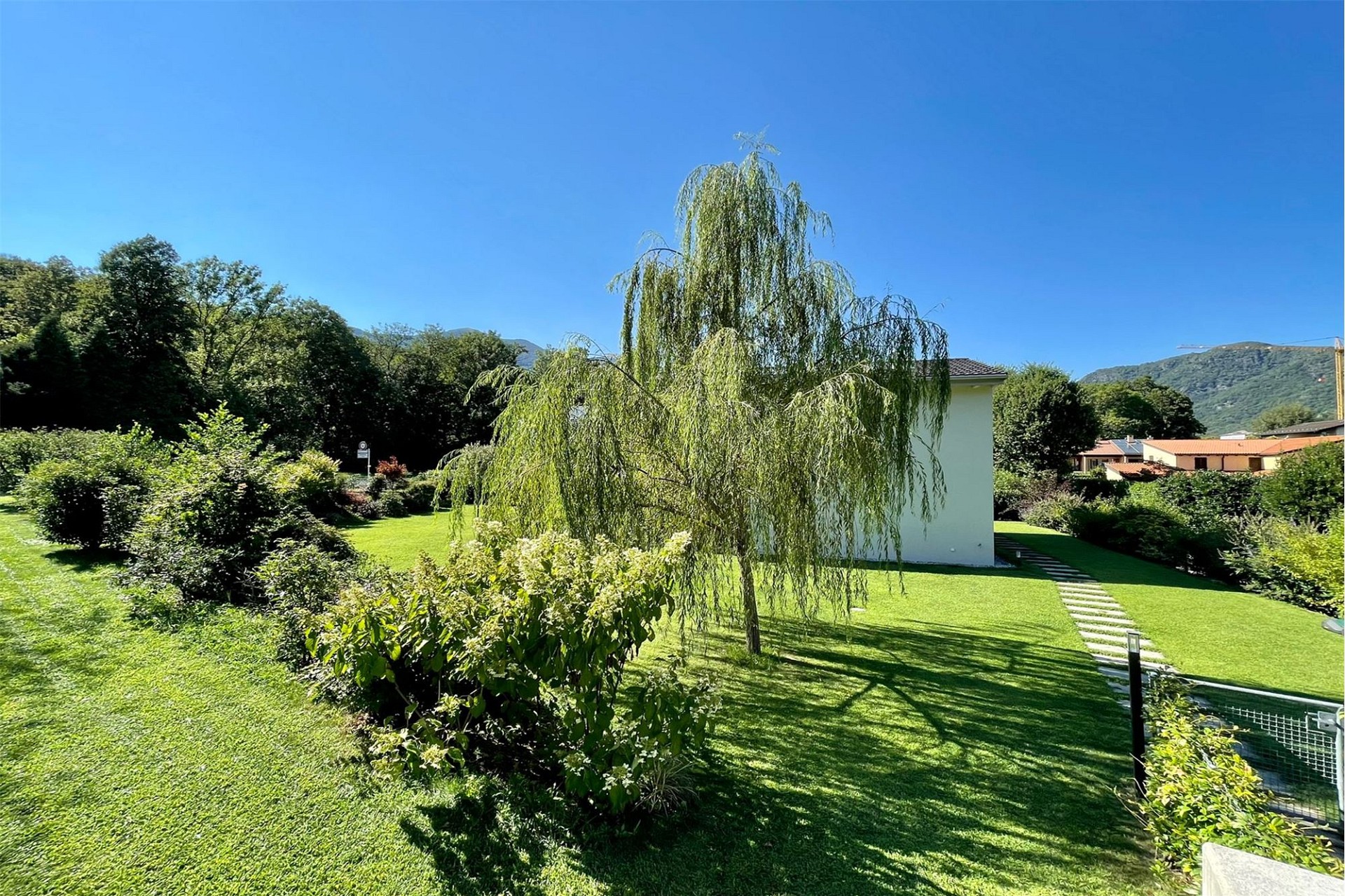 Großer gepflegter Garten mit Baum und Hanglage