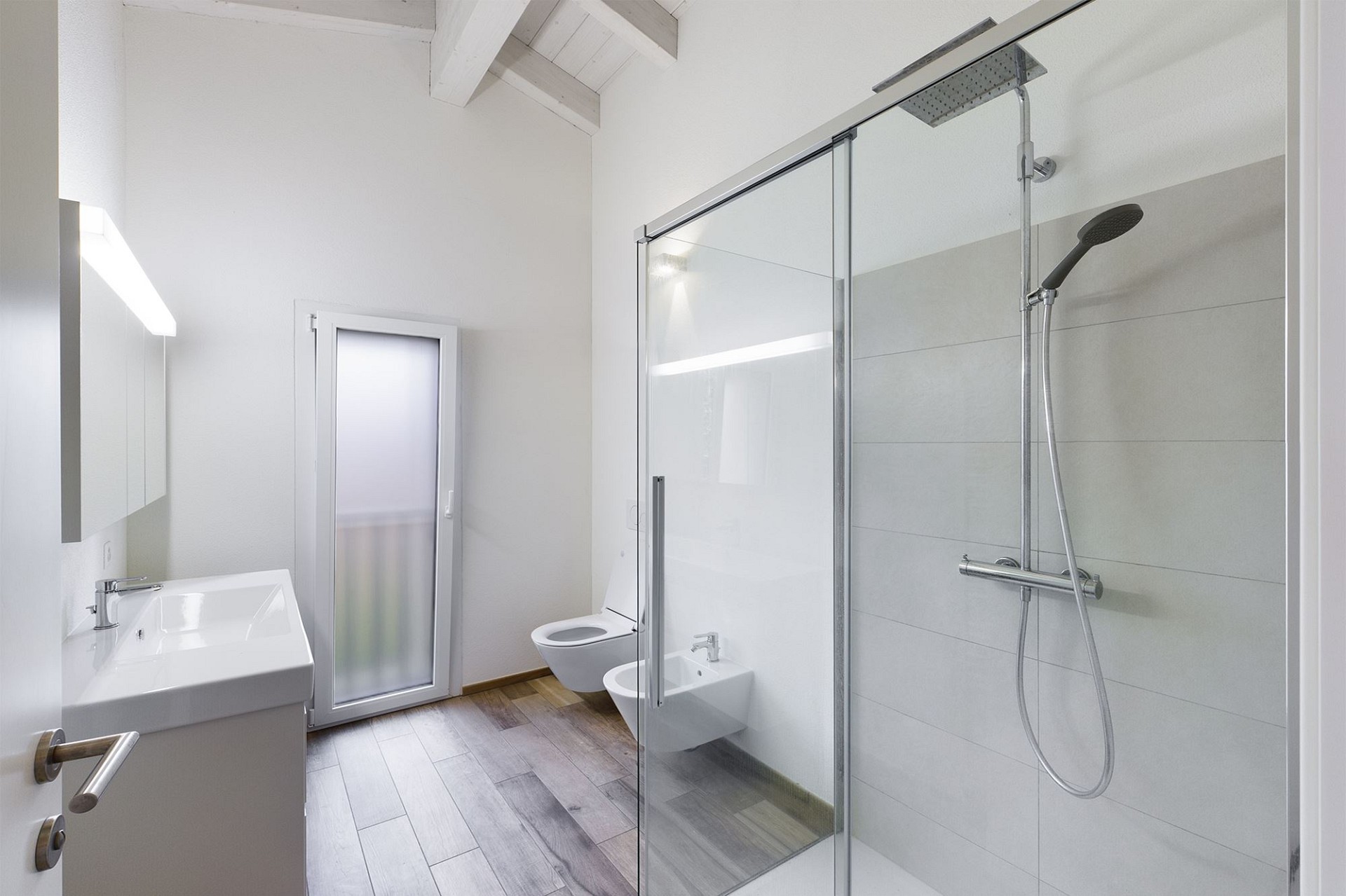 Modernes Badezimmer mit Dusche und WC
