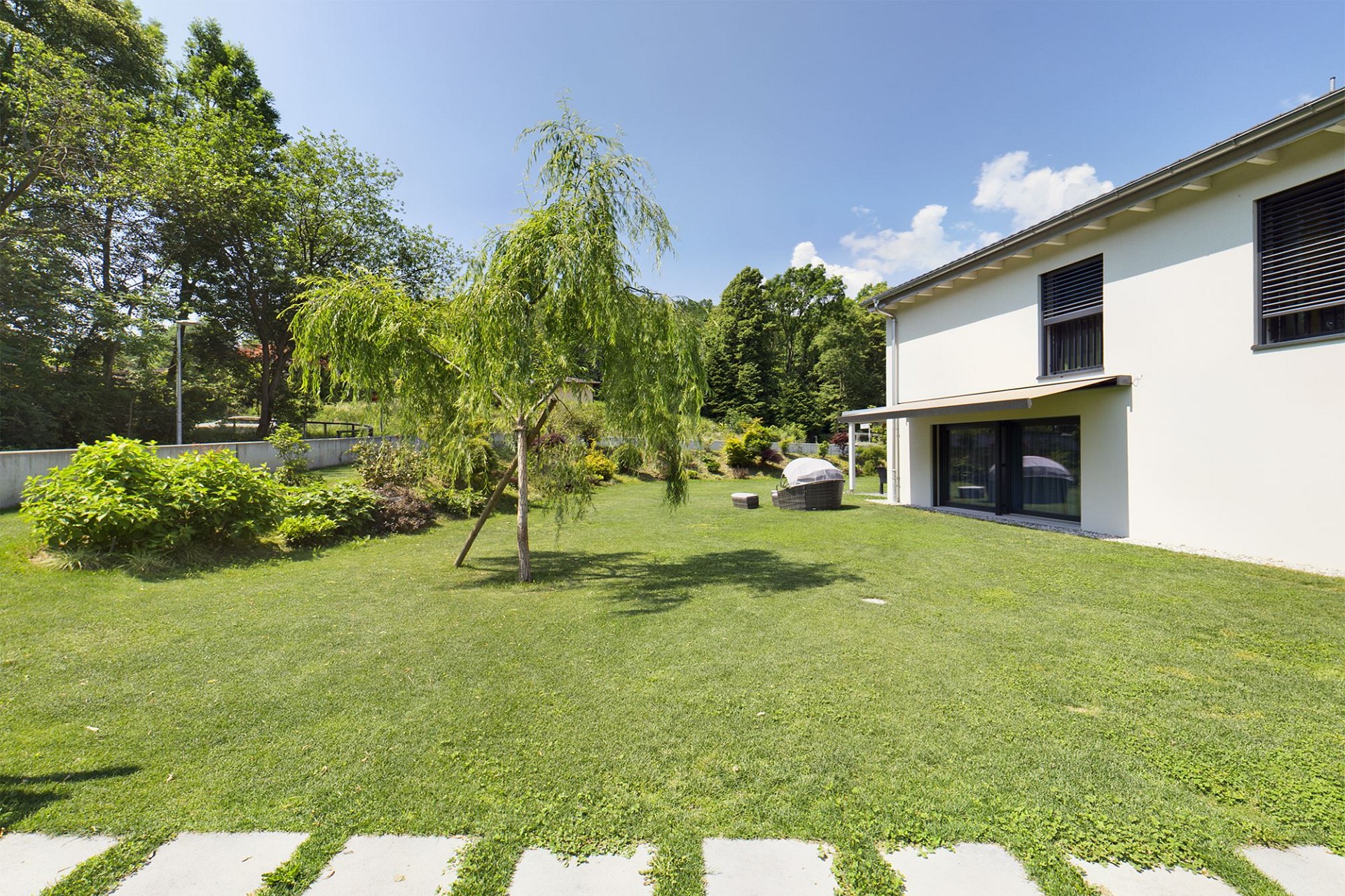 Großer gepflegter Garten mit modernem Haus