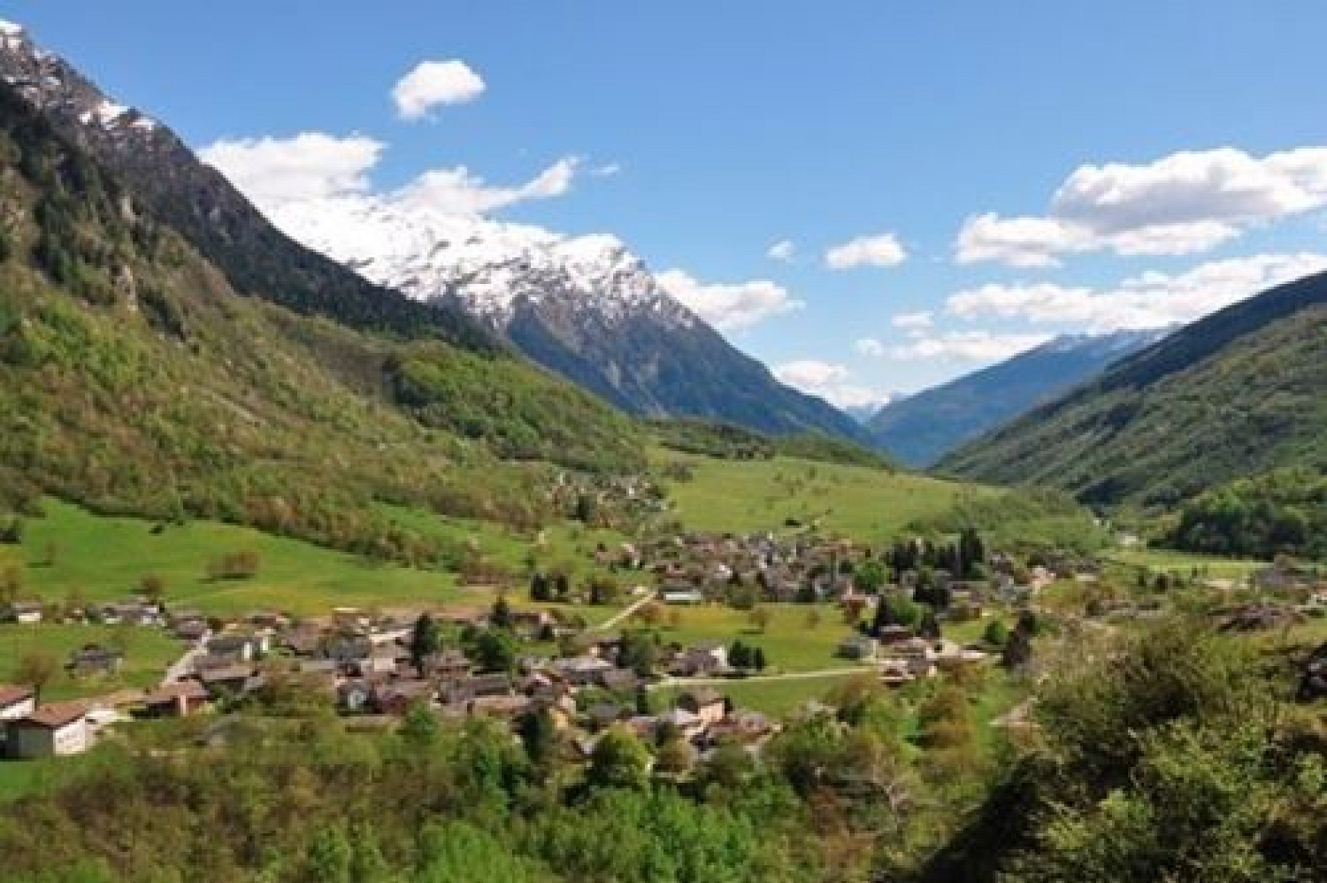 Alpen-Tal mit Siedlung