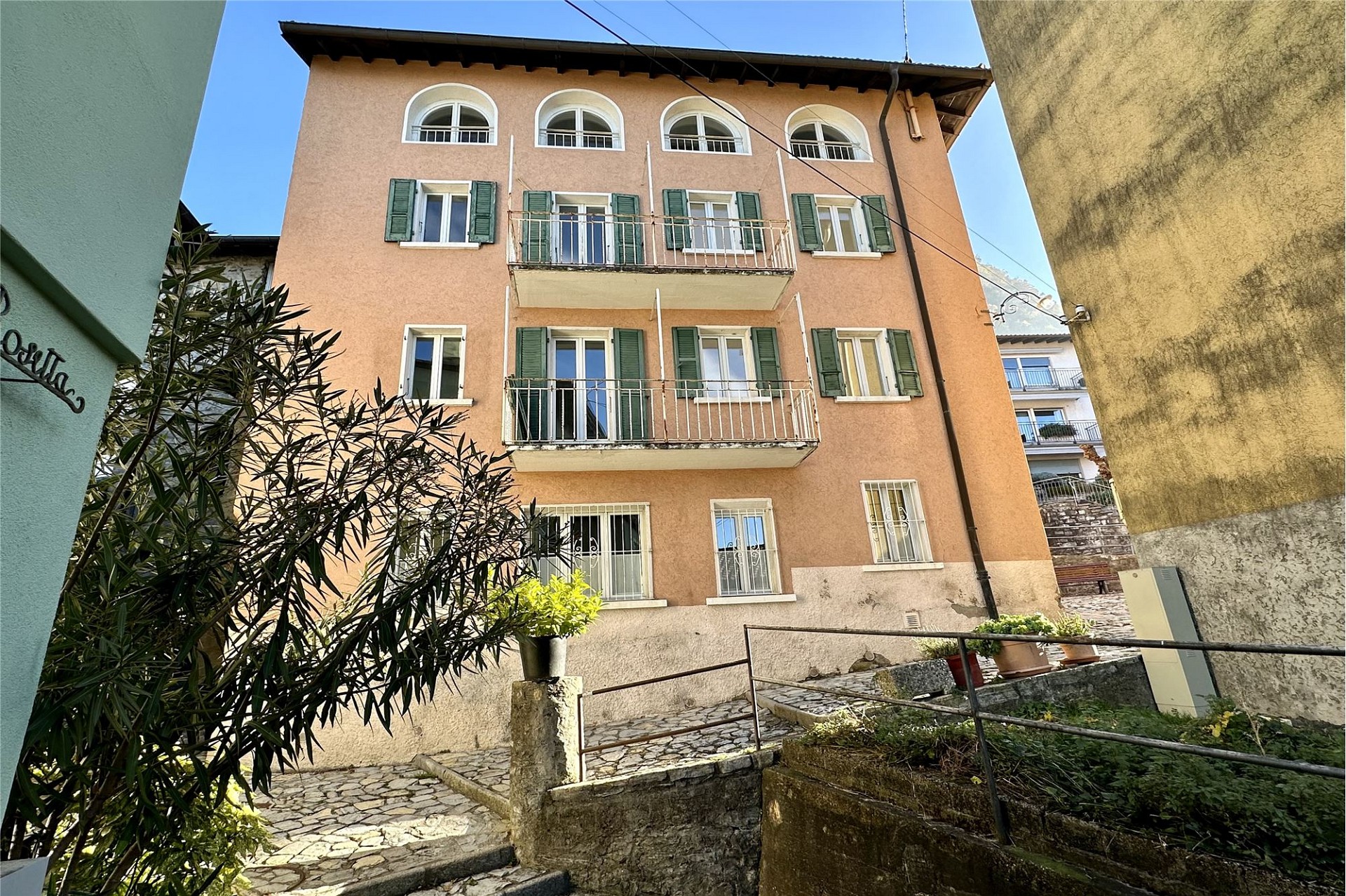 Mehrfamilienhaus mit Balkonen