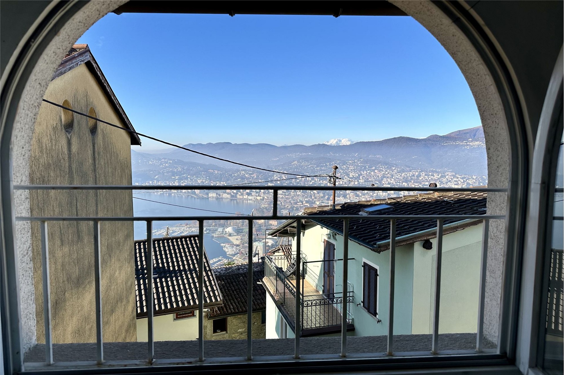 Blick vom Fenster auf See und Berge