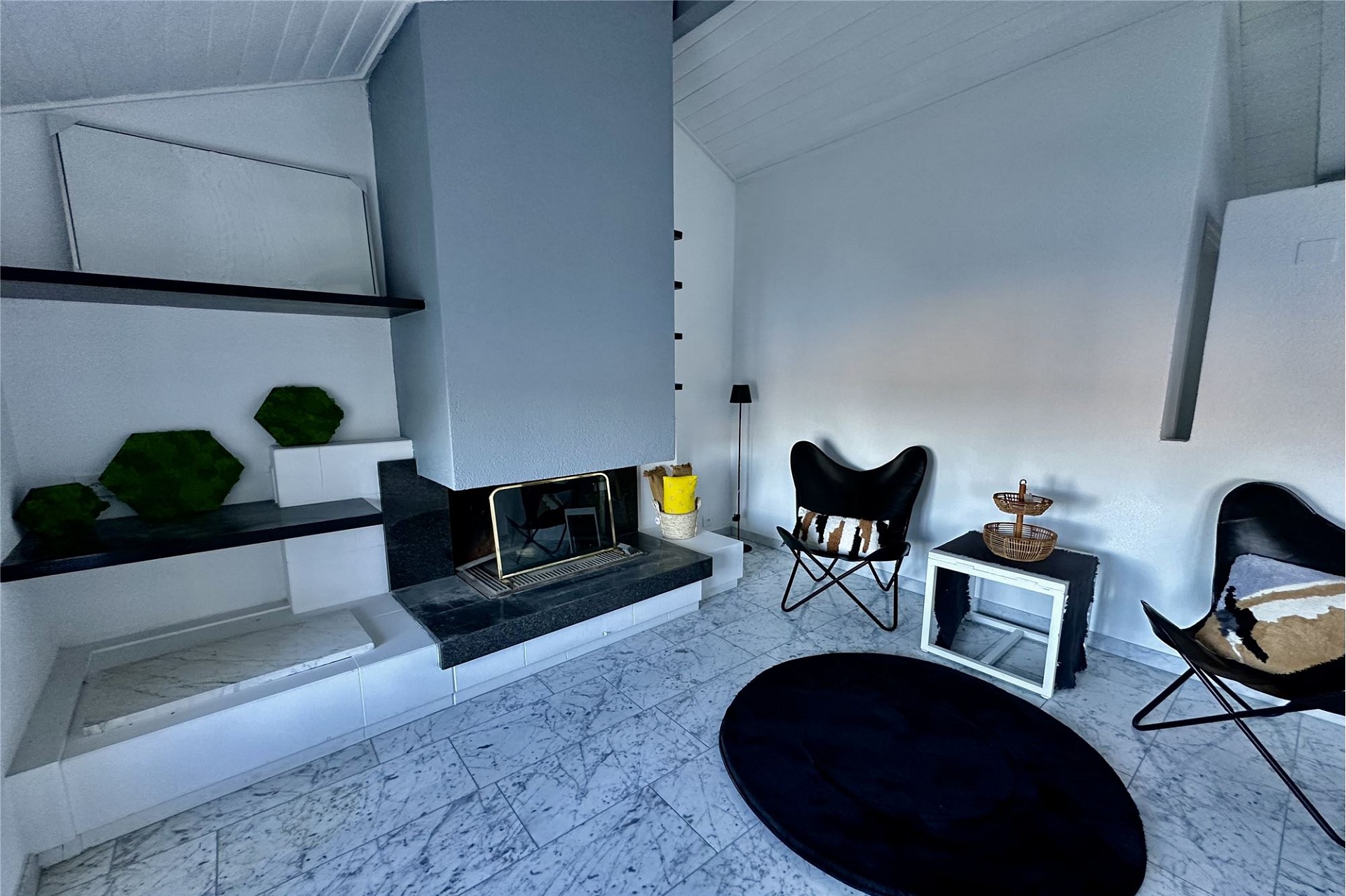 Modernes Wohnzimmer mit Kamin und Sitzbereich