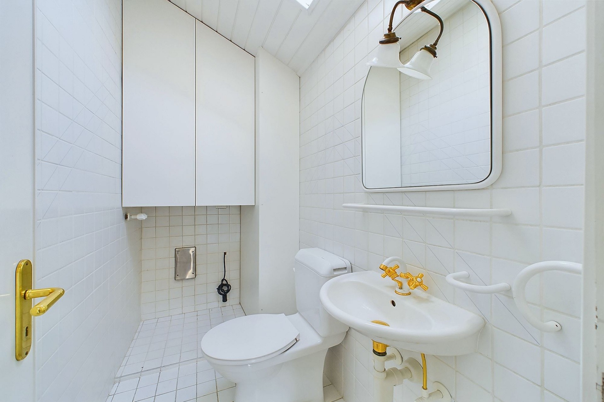 Kleines WC mit Waschbecken