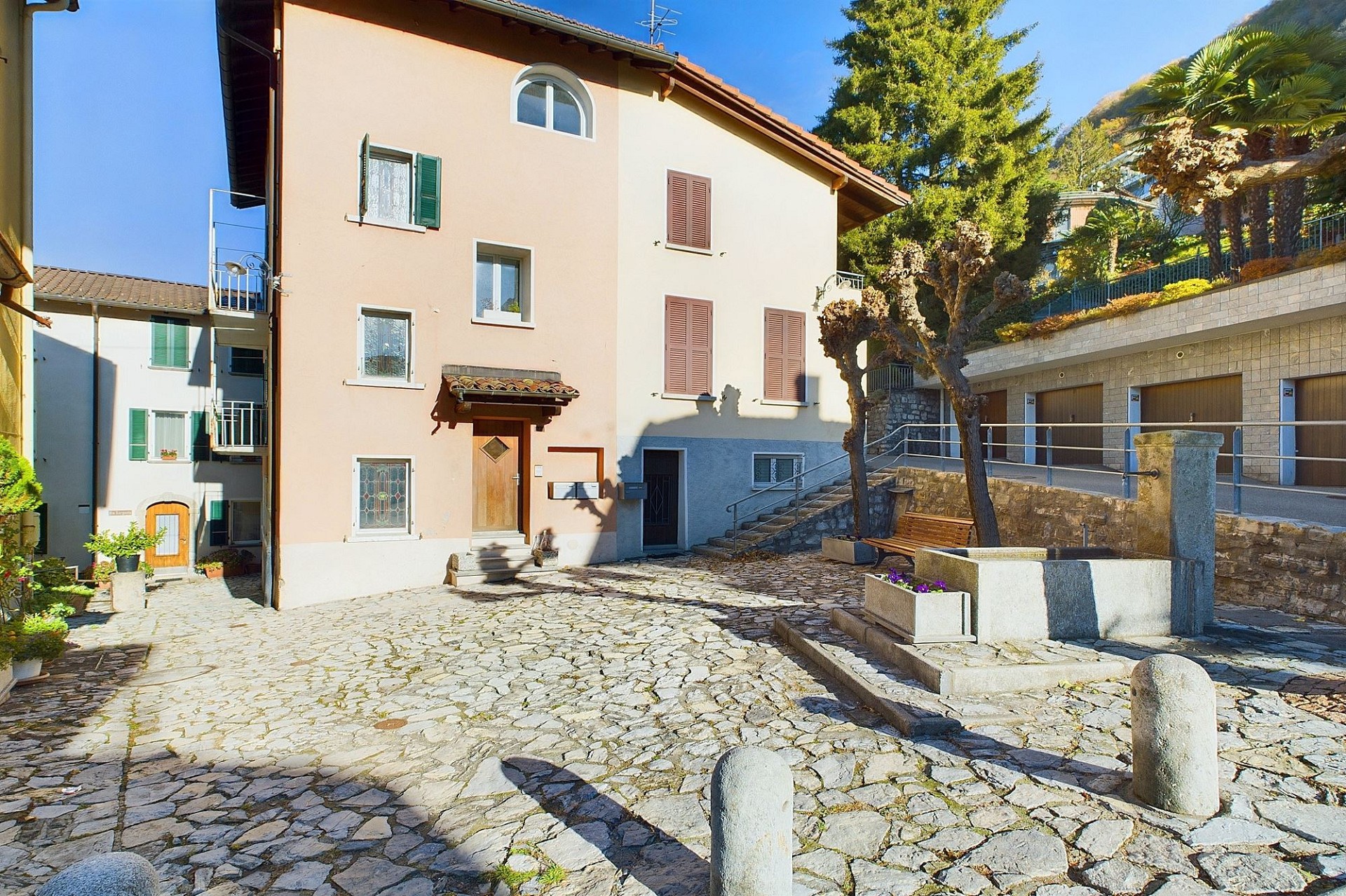 Mediterraner Innenhof mit Wohnhausfassade