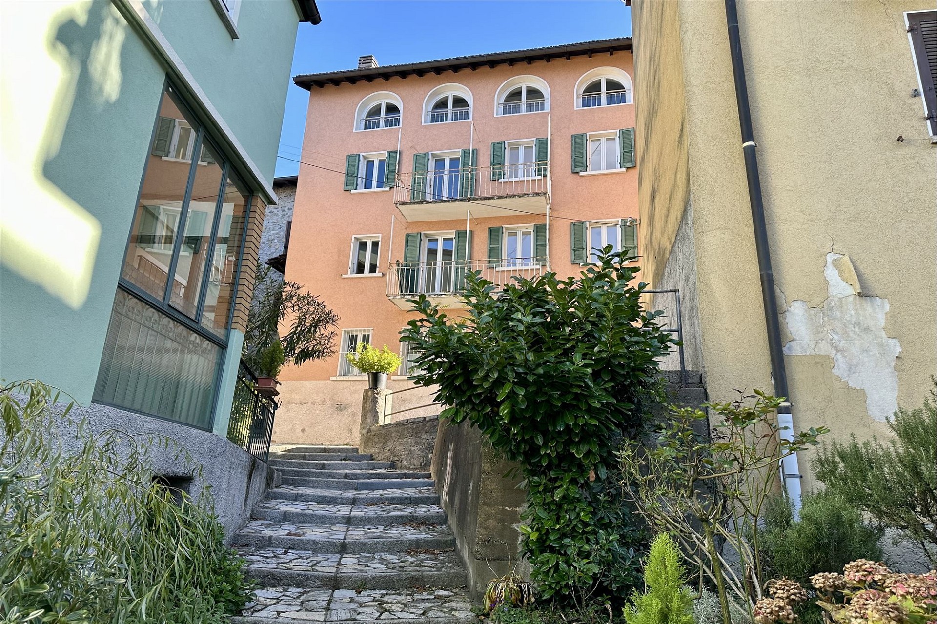 Innenhof mit Treppe und mediterraner Wohnbebauung