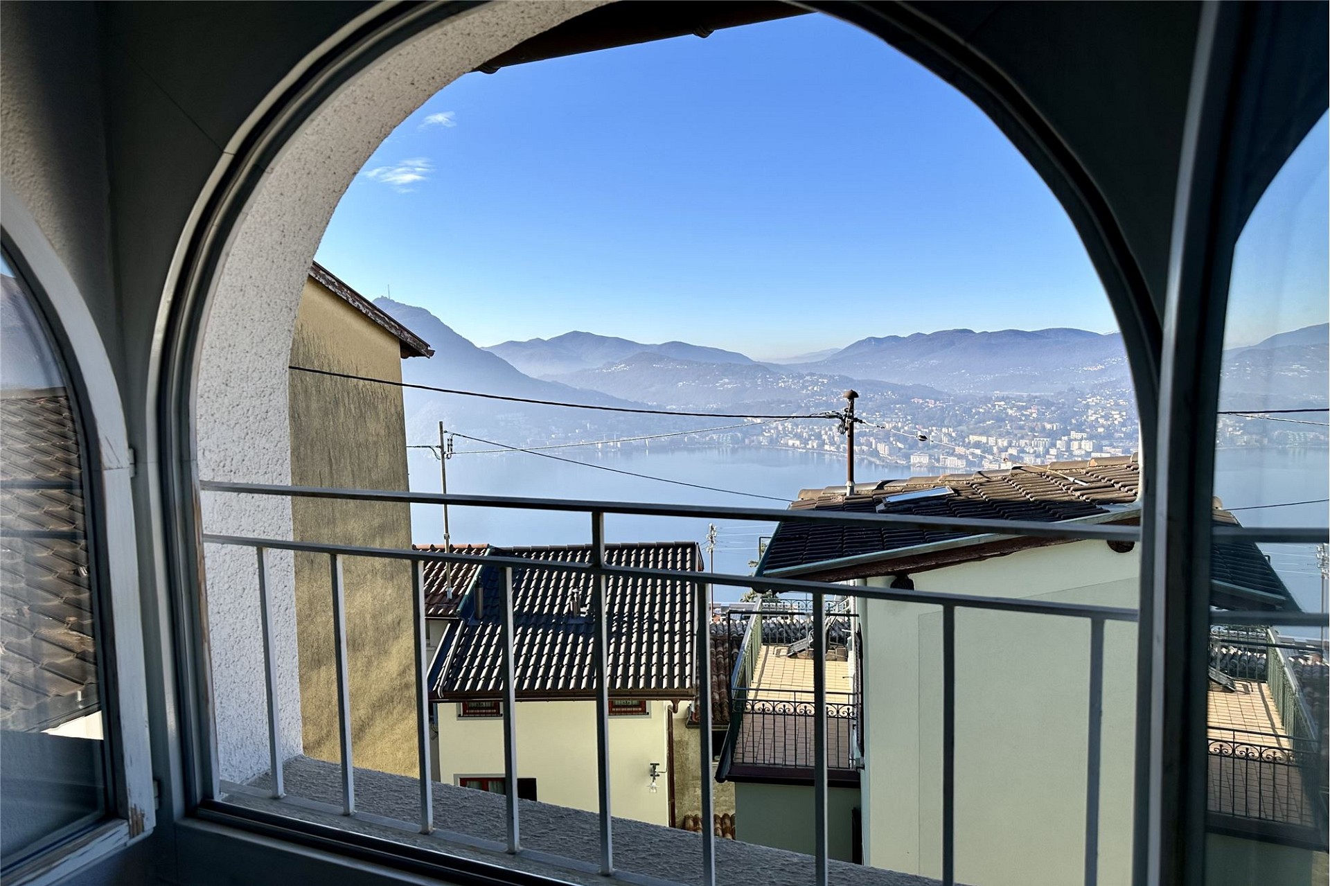 Balkonausblick auf See und Berge