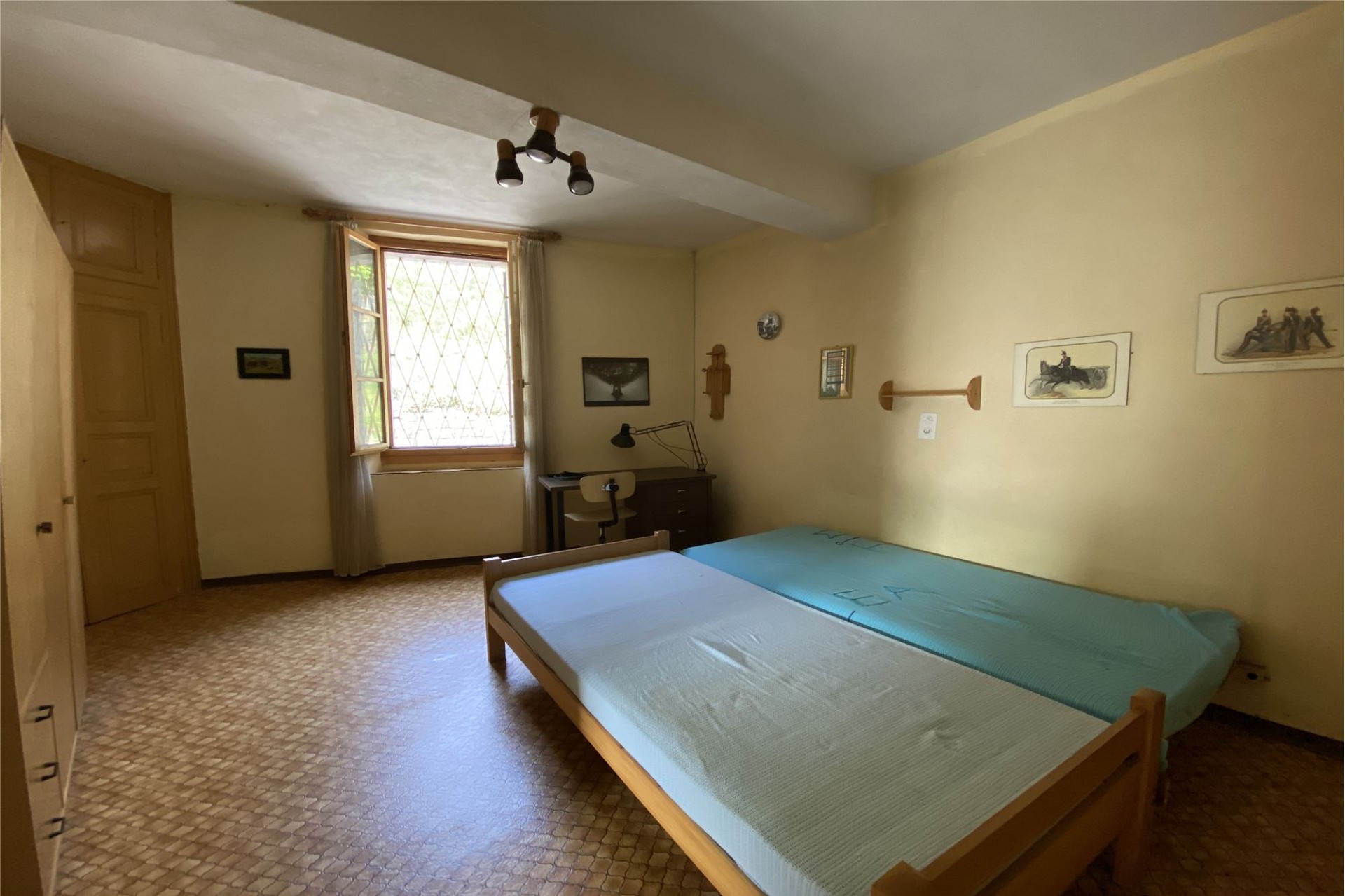 Schlichtes Schlafzimmer mit Einzelbetten